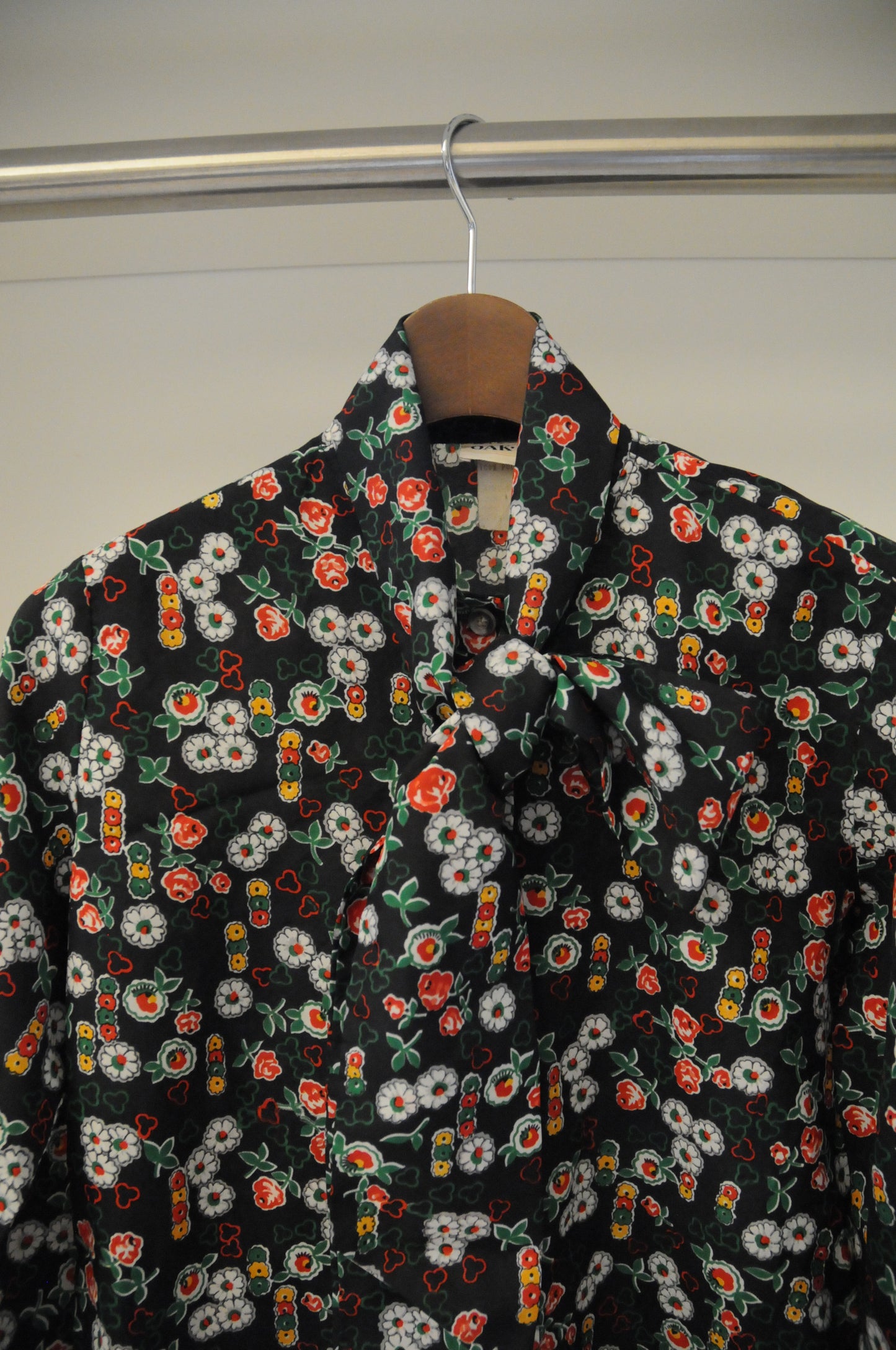 80's Flower pattern bow-tie blouse/BLACK