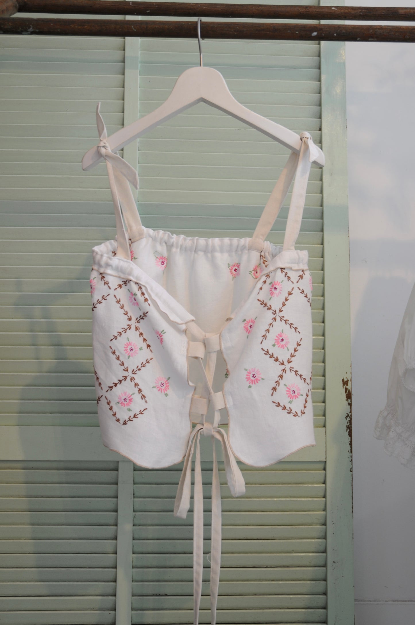 Flower embroidery tops/PONMOSIR