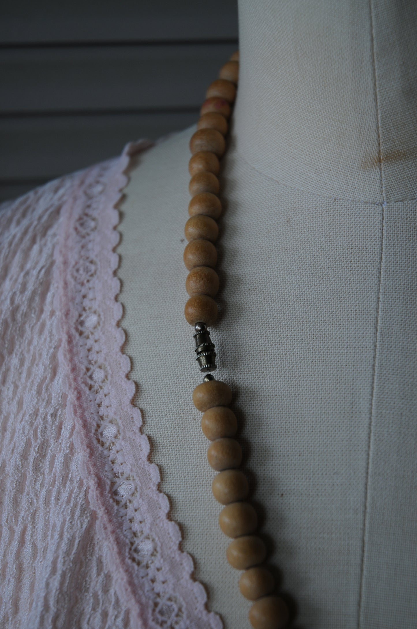 Wooden bead necklace/CACATUIDAE