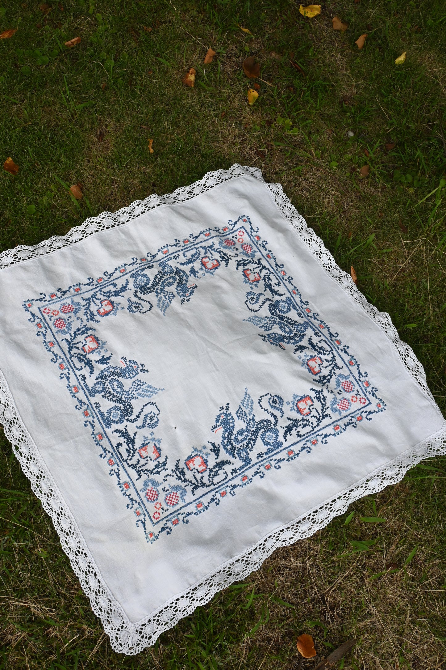 Vintage embroidered fabric/WHITE
