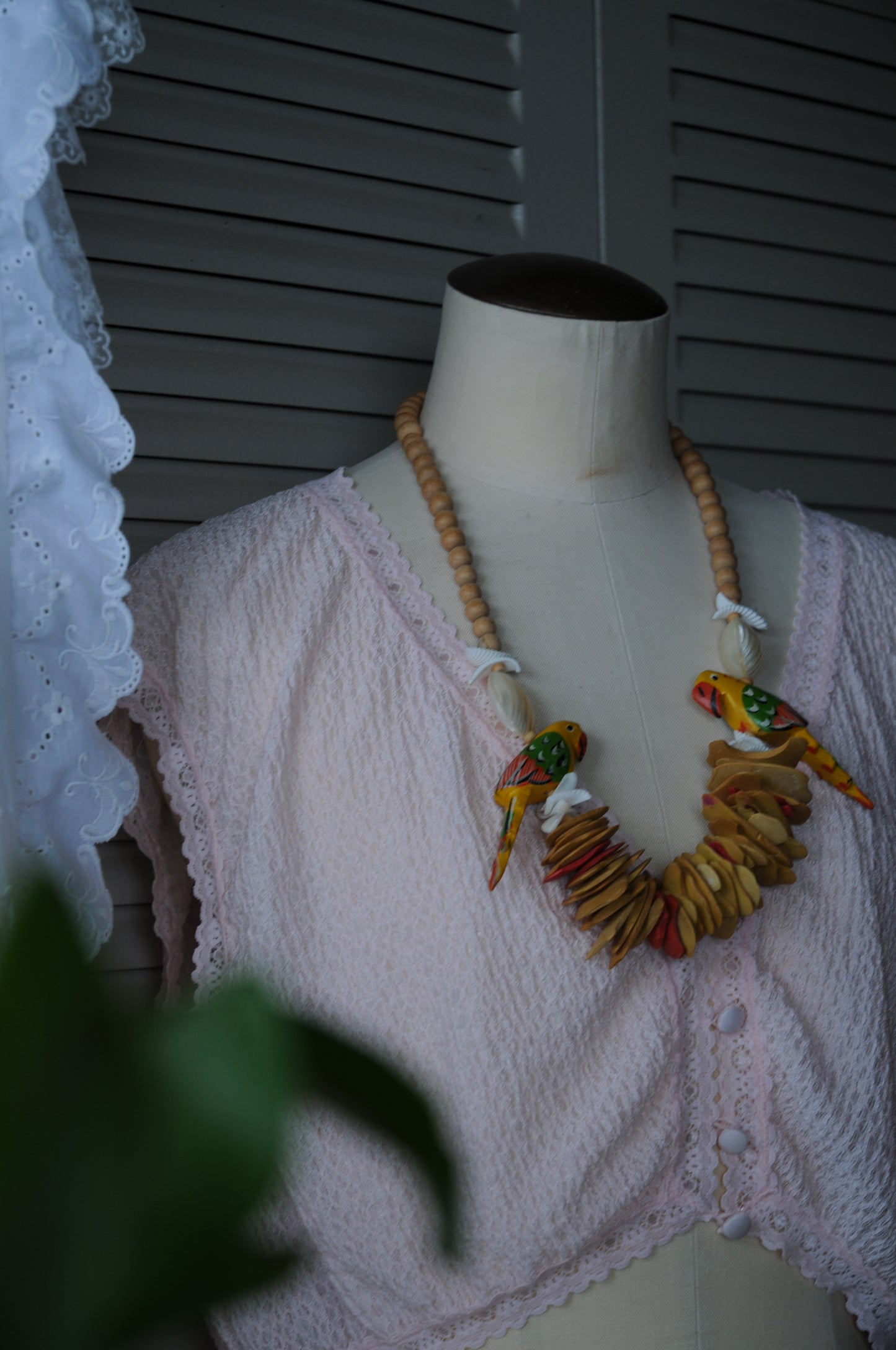 Wooden bead necklace/CACATUIDAE