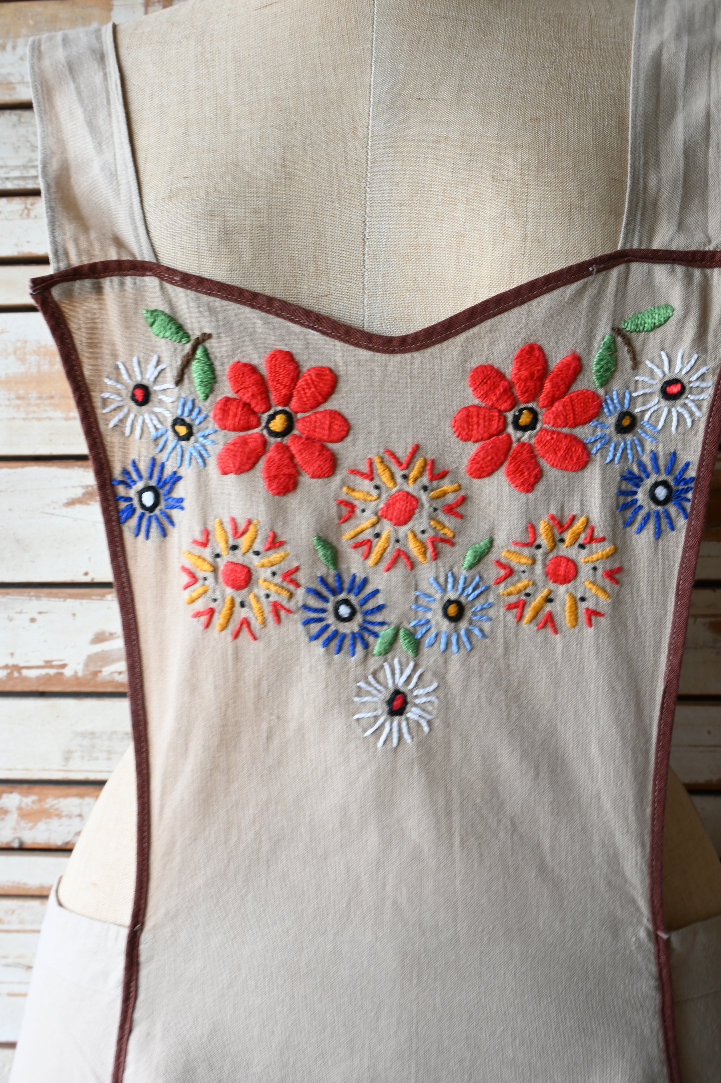 EURO Embroidery apron/BEIGE