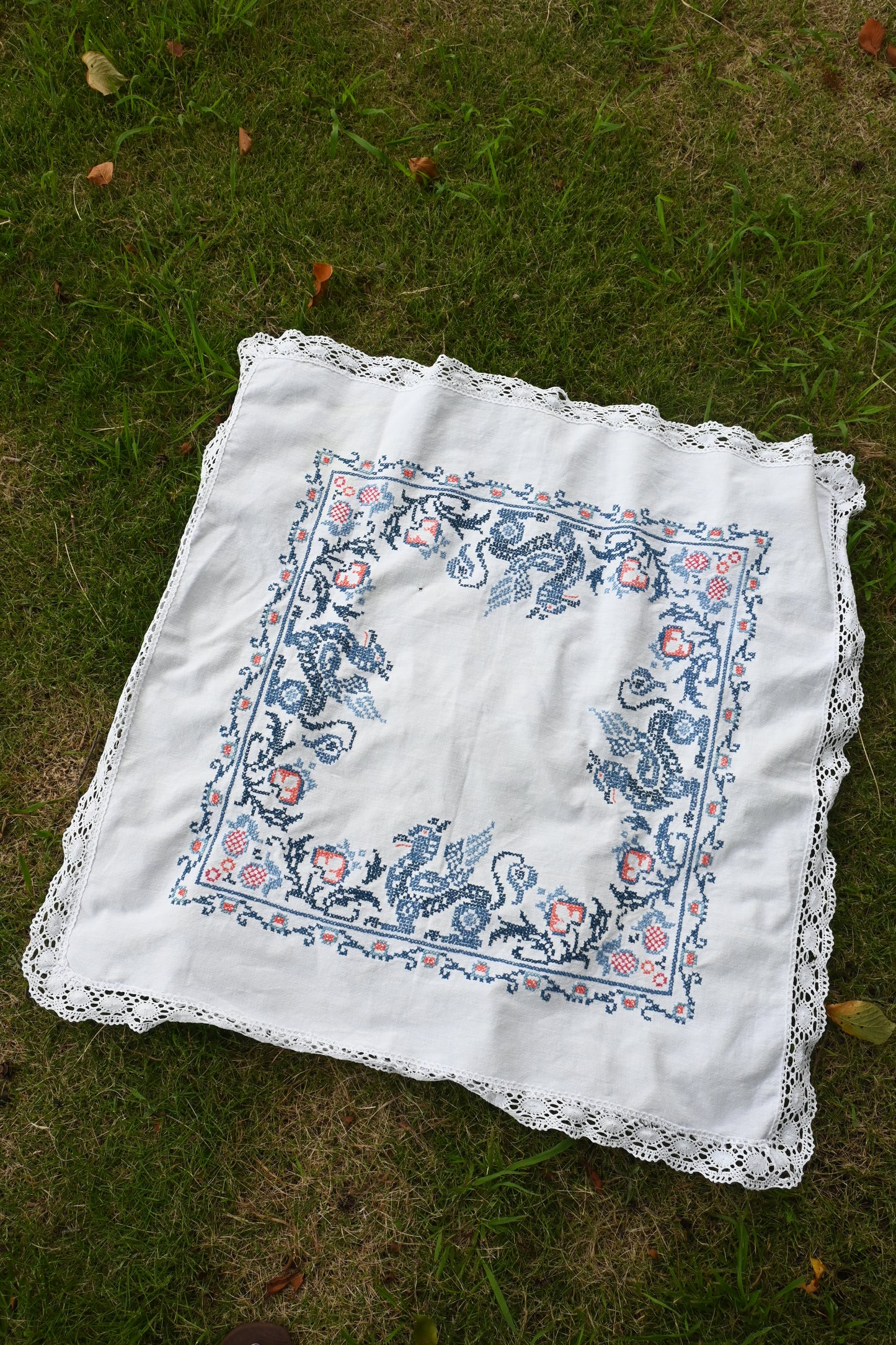 Vintage embroidered fabric/WHITE