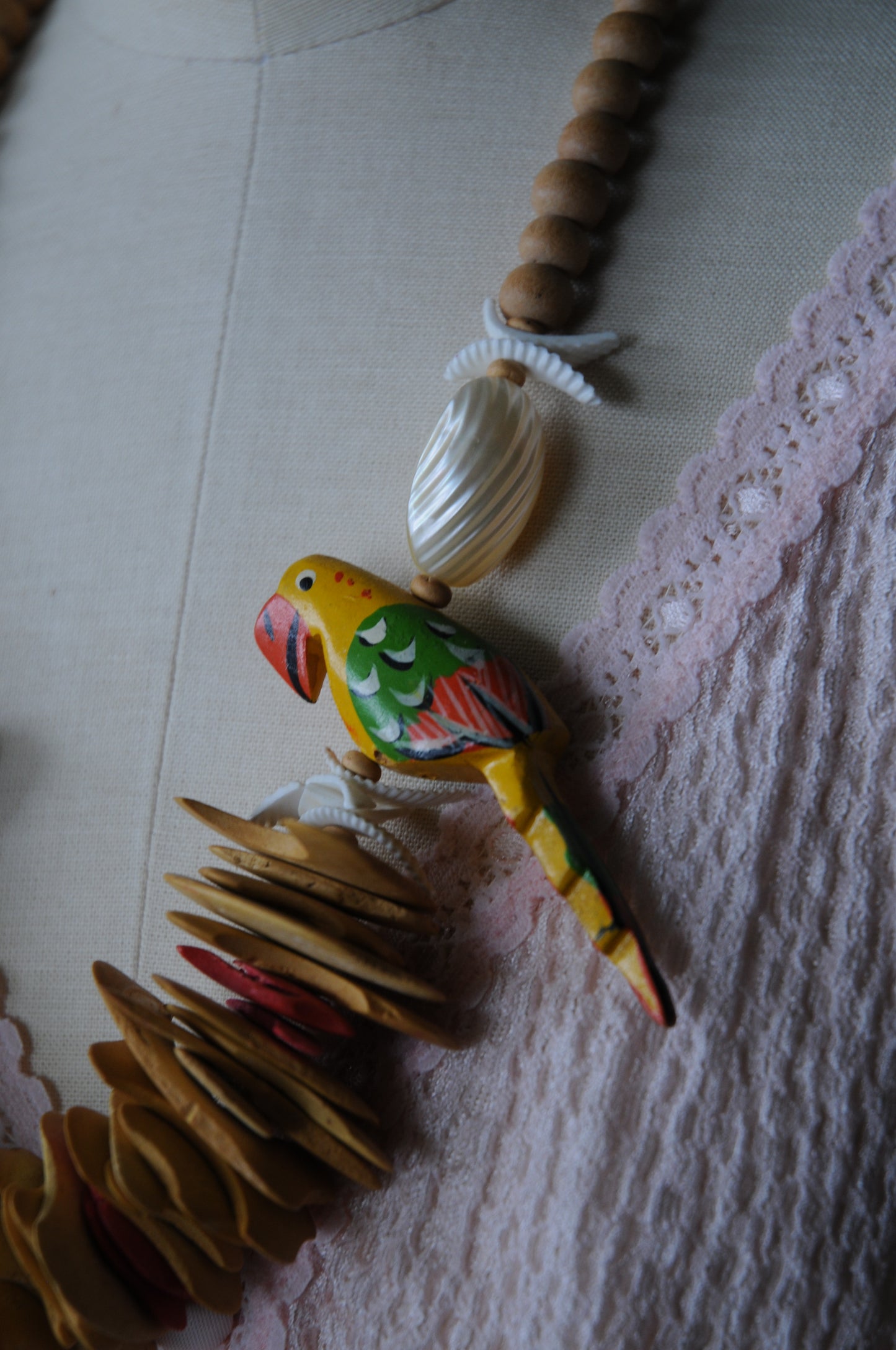 Wooden bead necklace/CACATUIDAE
