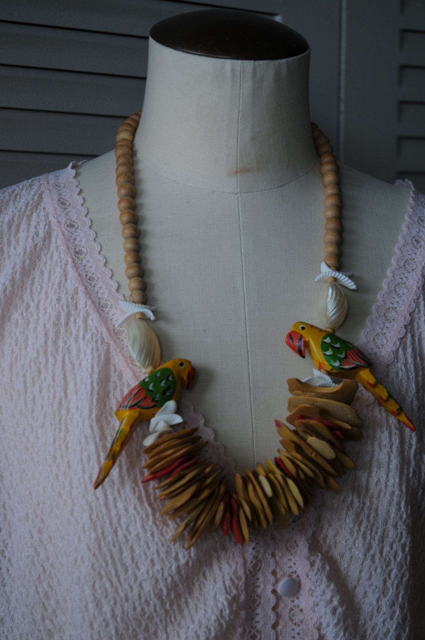 Wooden bead necklace/CACATUIDAE