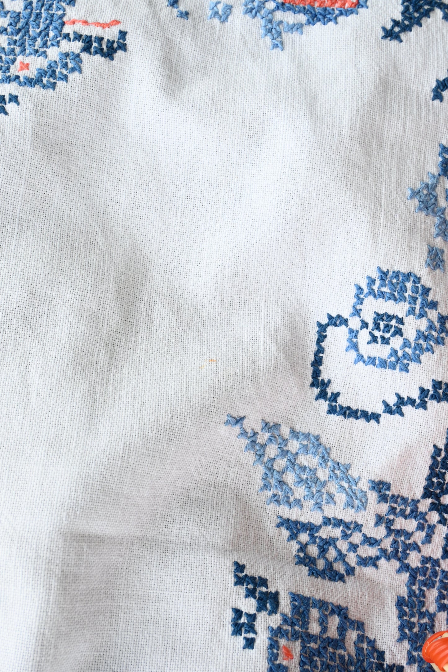 Vintage embroidered fabric/WHITE
