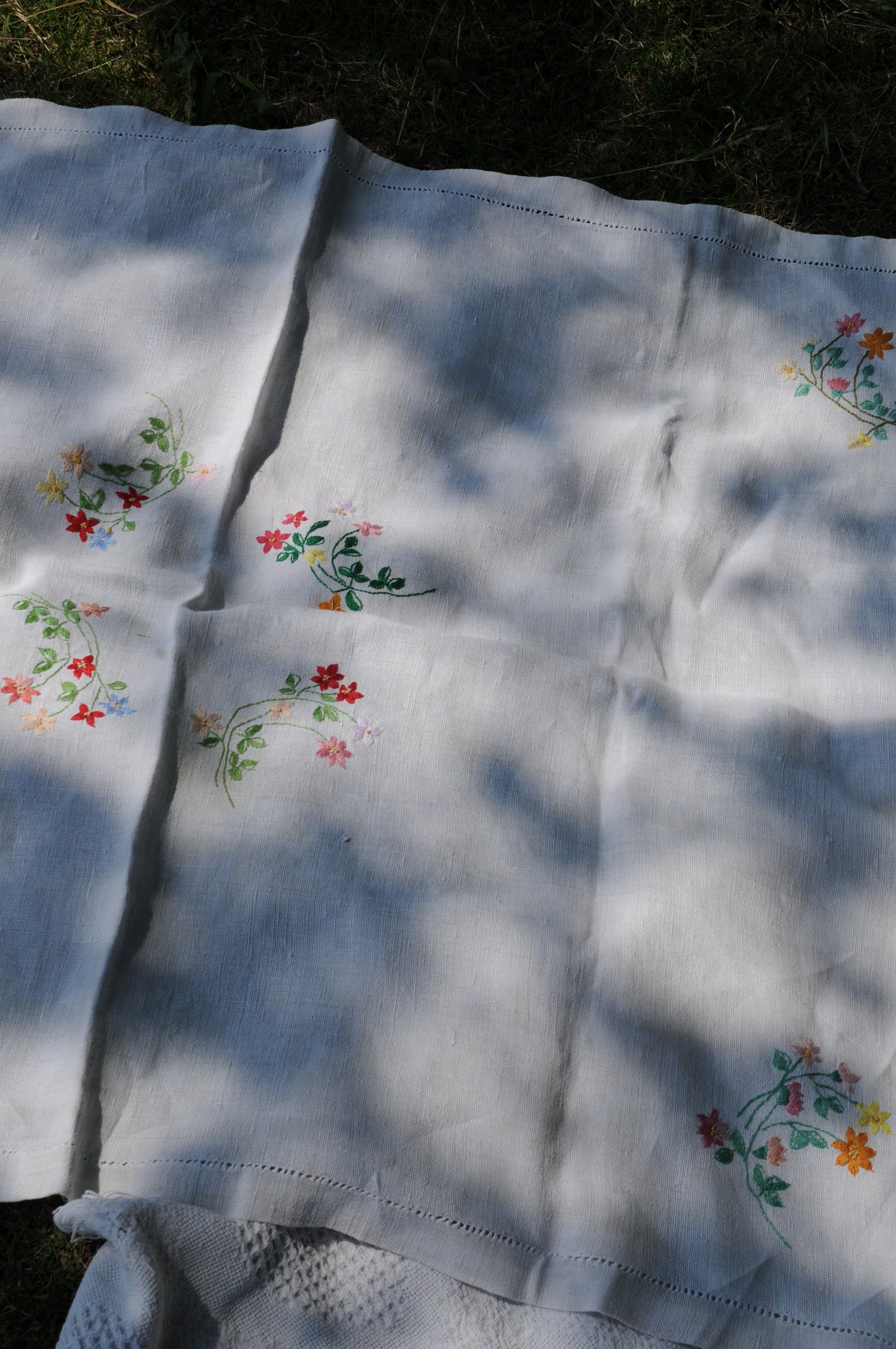 Vintage flower embroidered linen fabric/IVORY