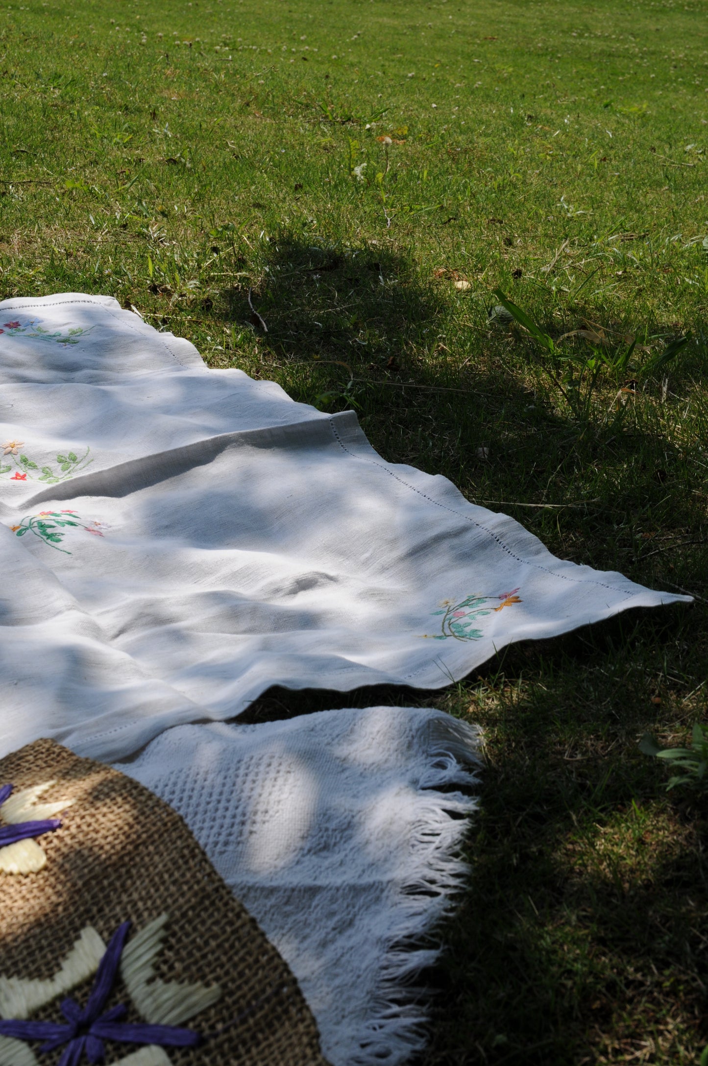 Vintage flower embroidered linen fabric/IVORY