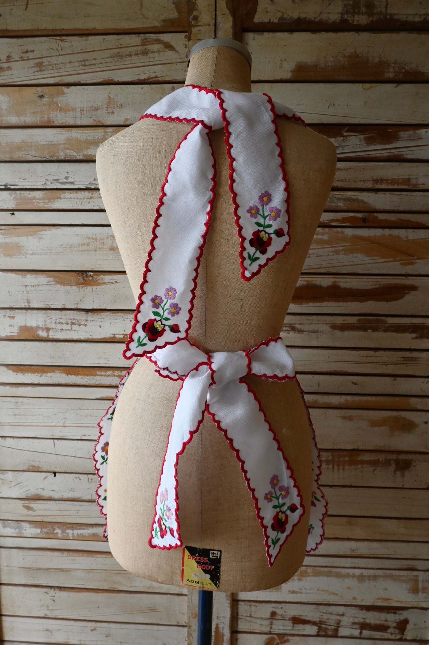EURO Flower embroidery apron/WHITE