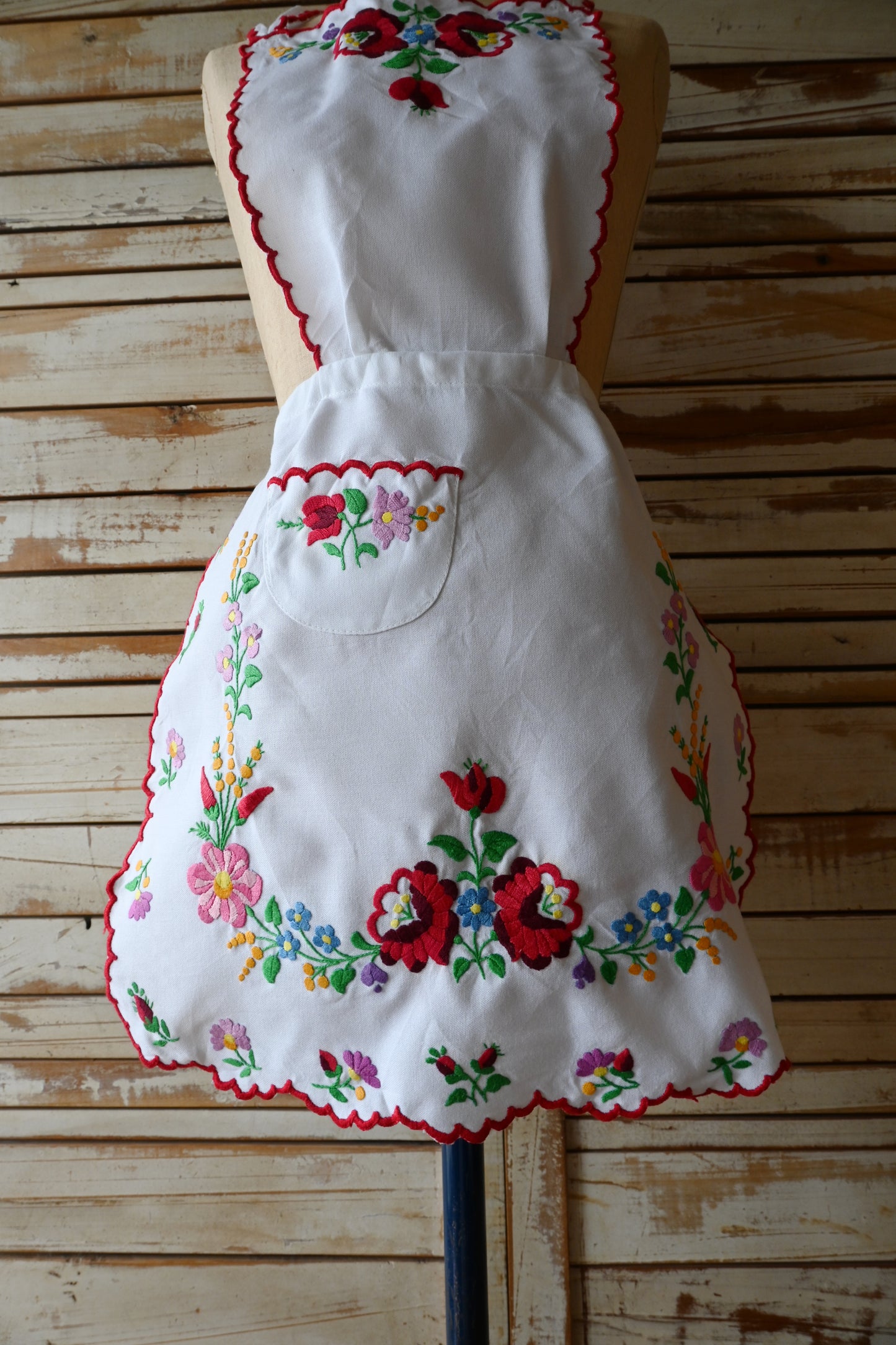 EURO Flower embroidery apron/WHITE
