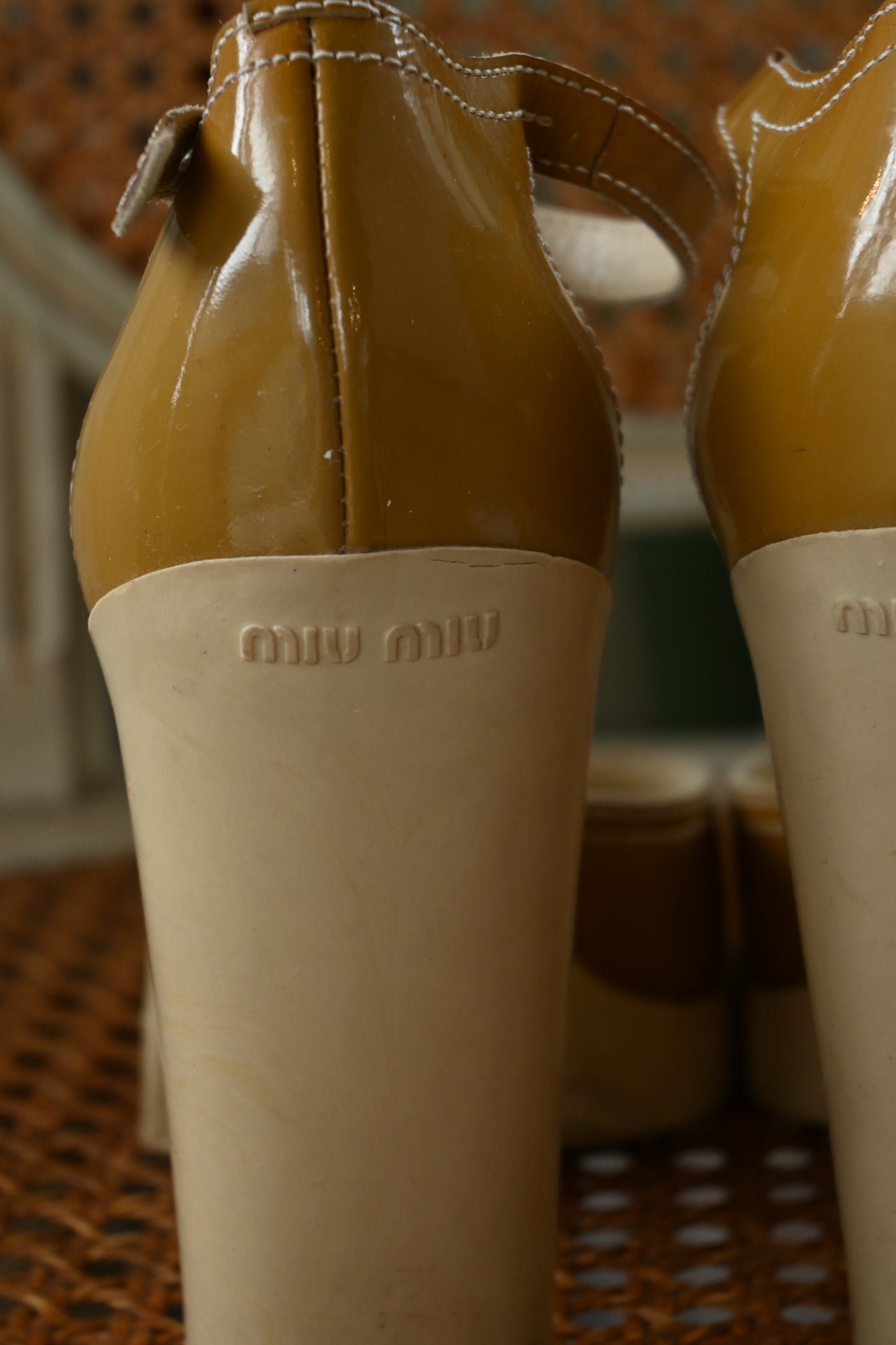 ”MIUMIU” Patent leather heels/BEIGE