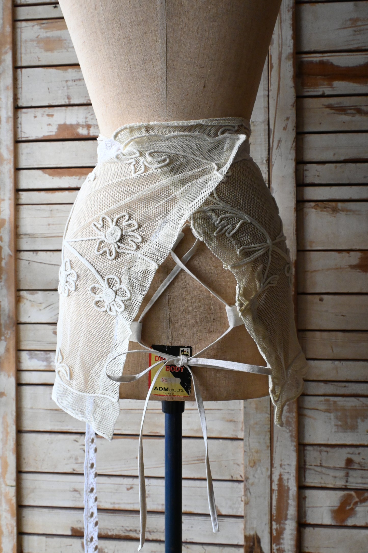 Flower embroidery apron/PONMOSIR