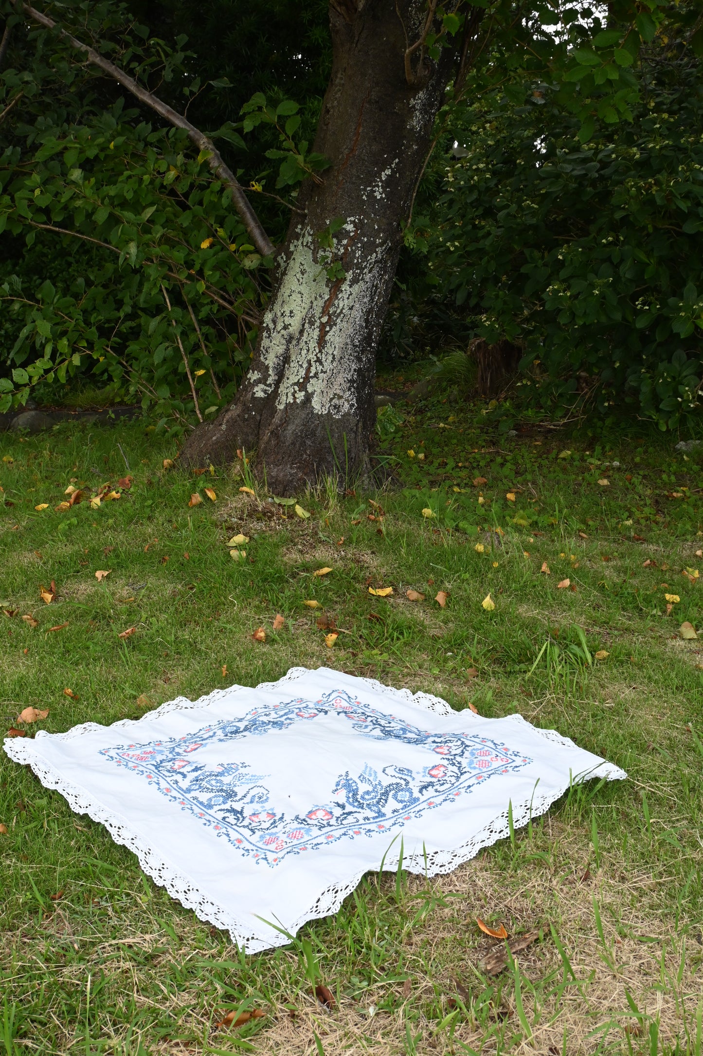 Vintage embroidered fabric/WHITE