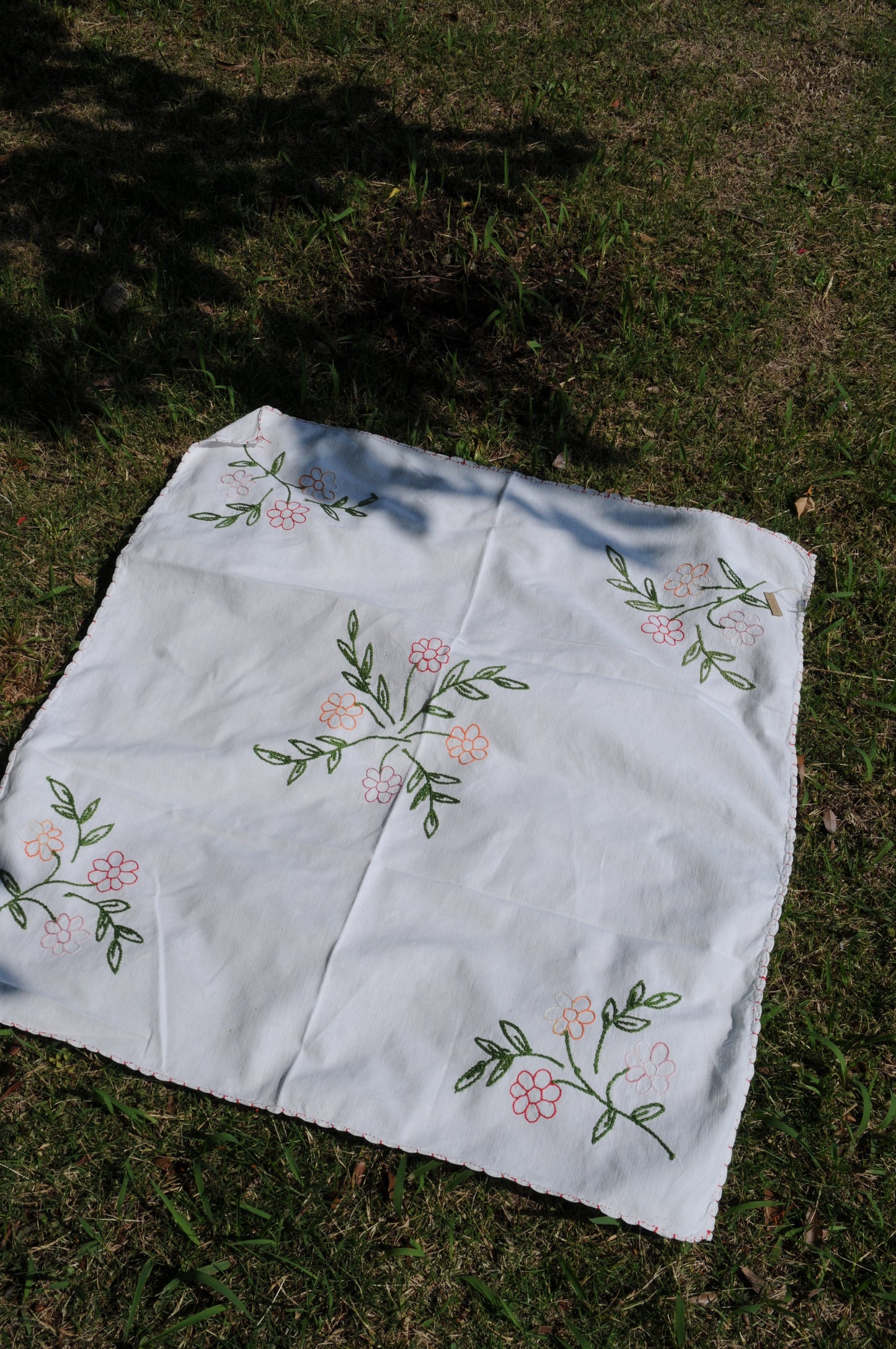 Vintage flower embroidered fabric/WHITE2