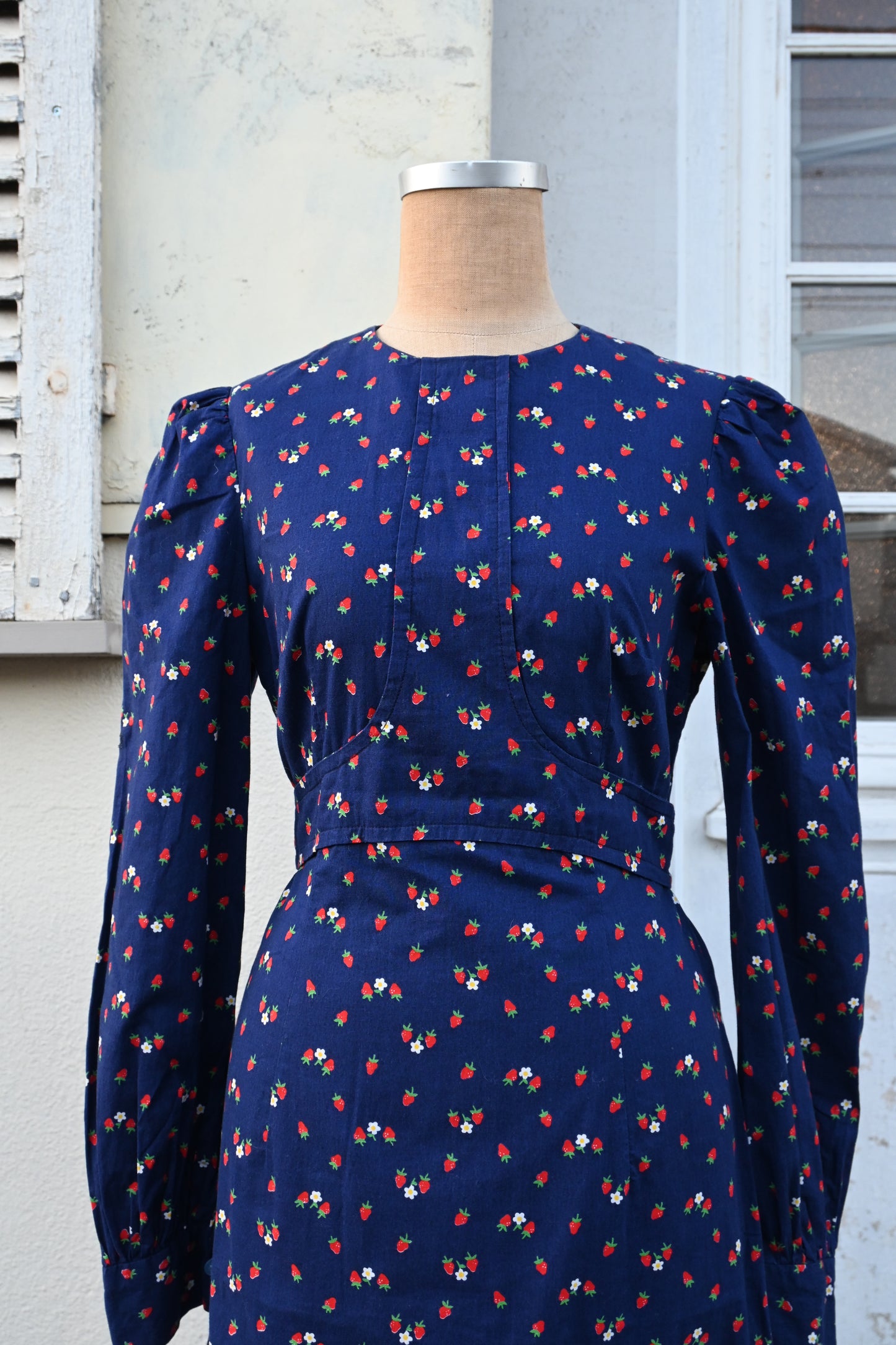 Strawberry pattern dress/NAVY