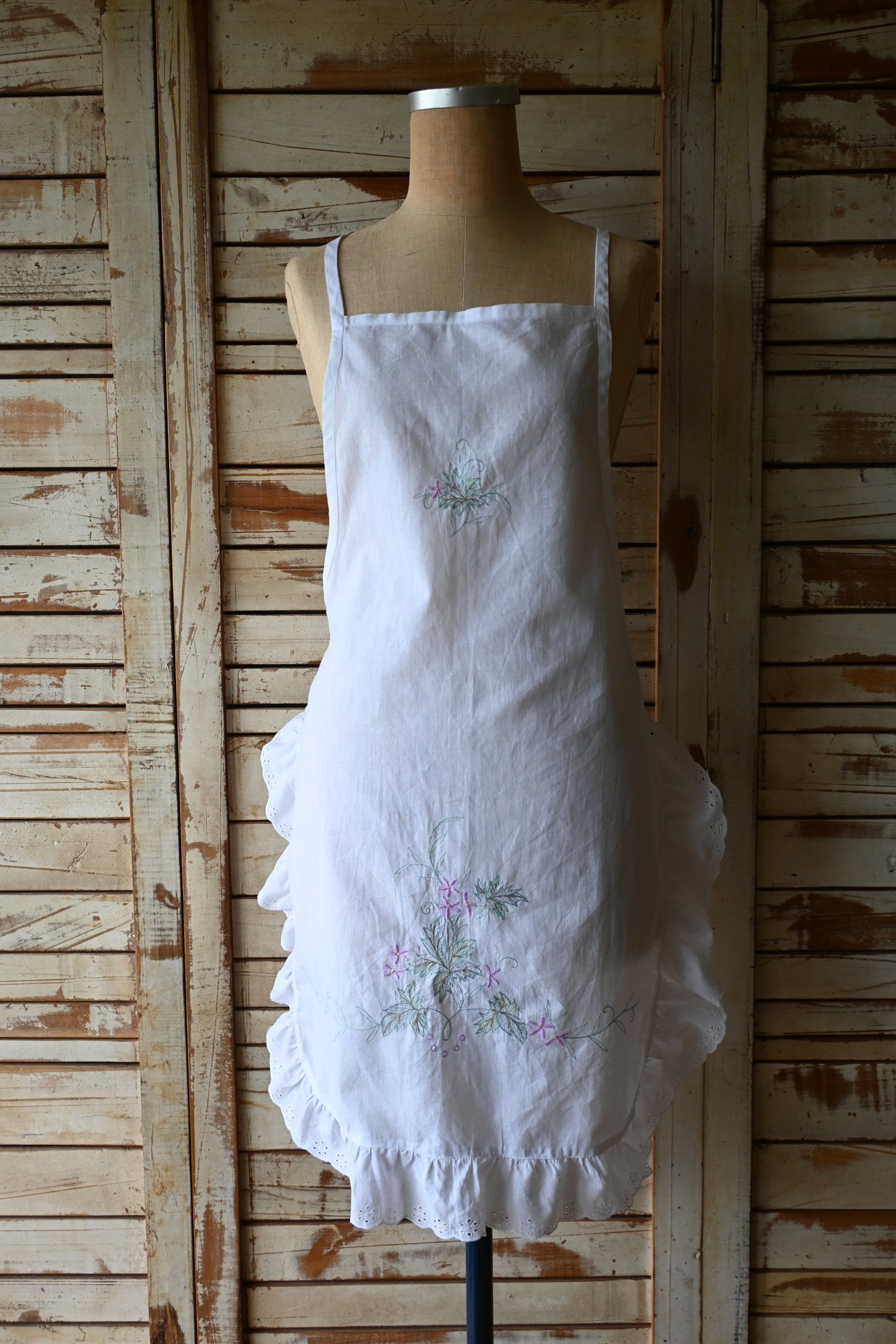 EURO Embroidery frill apron/GREEN×PINK