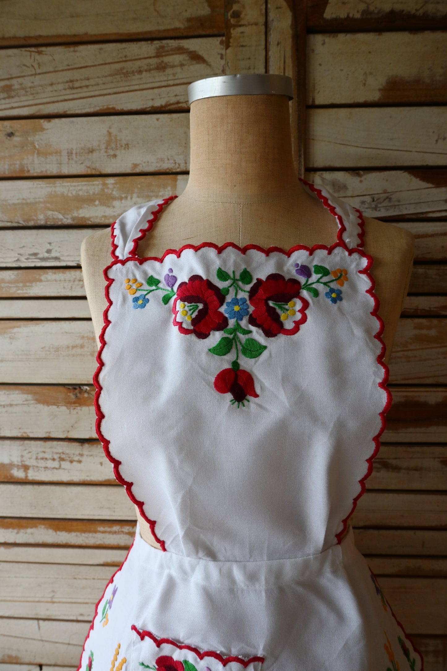 EURO Flower embroidery apron/WHITE