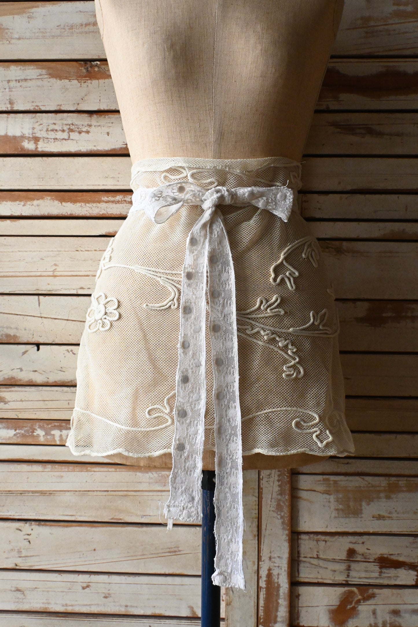 Flower embroidery apron/PONMOSIR
