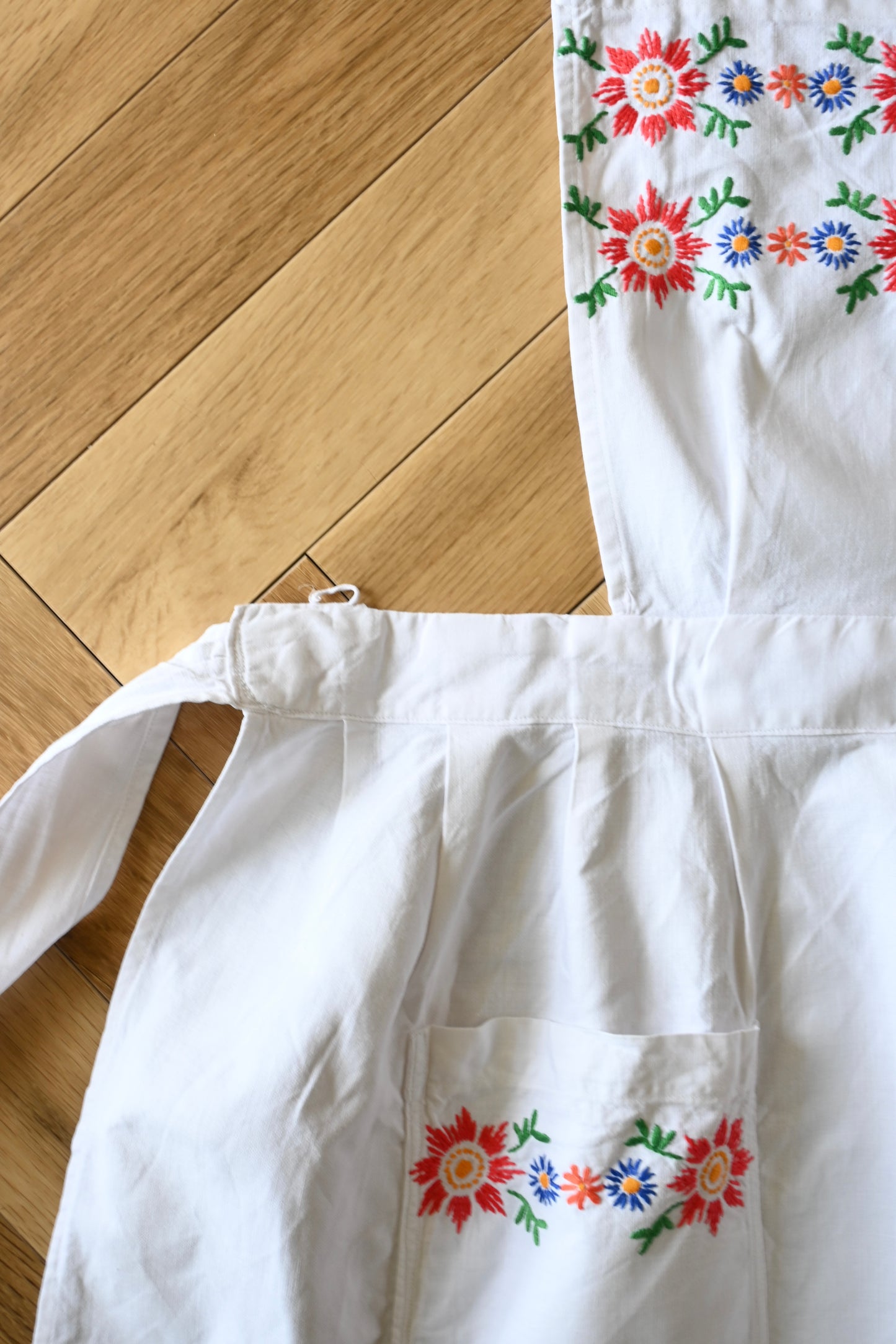 EURO Embroidery apron/RED