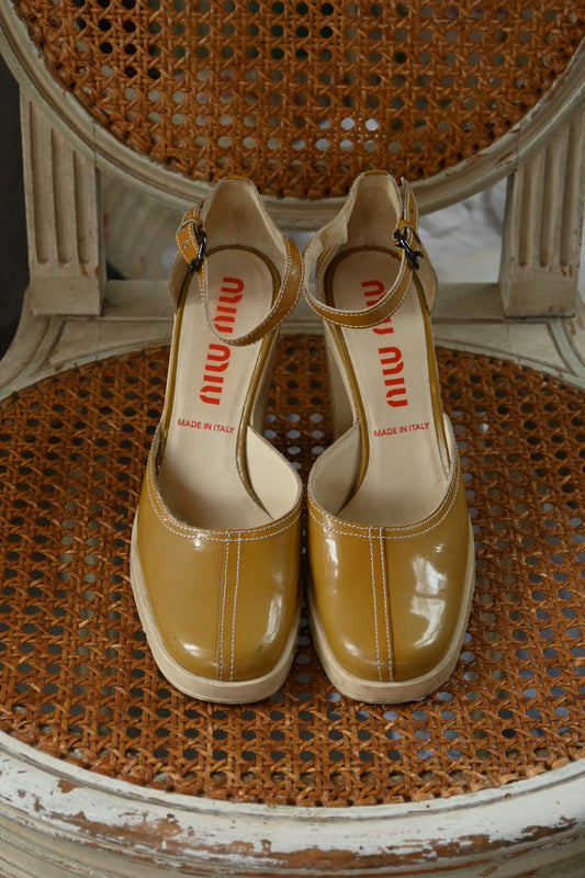 ”MIUMIU” Patent leather heels/BEIGE