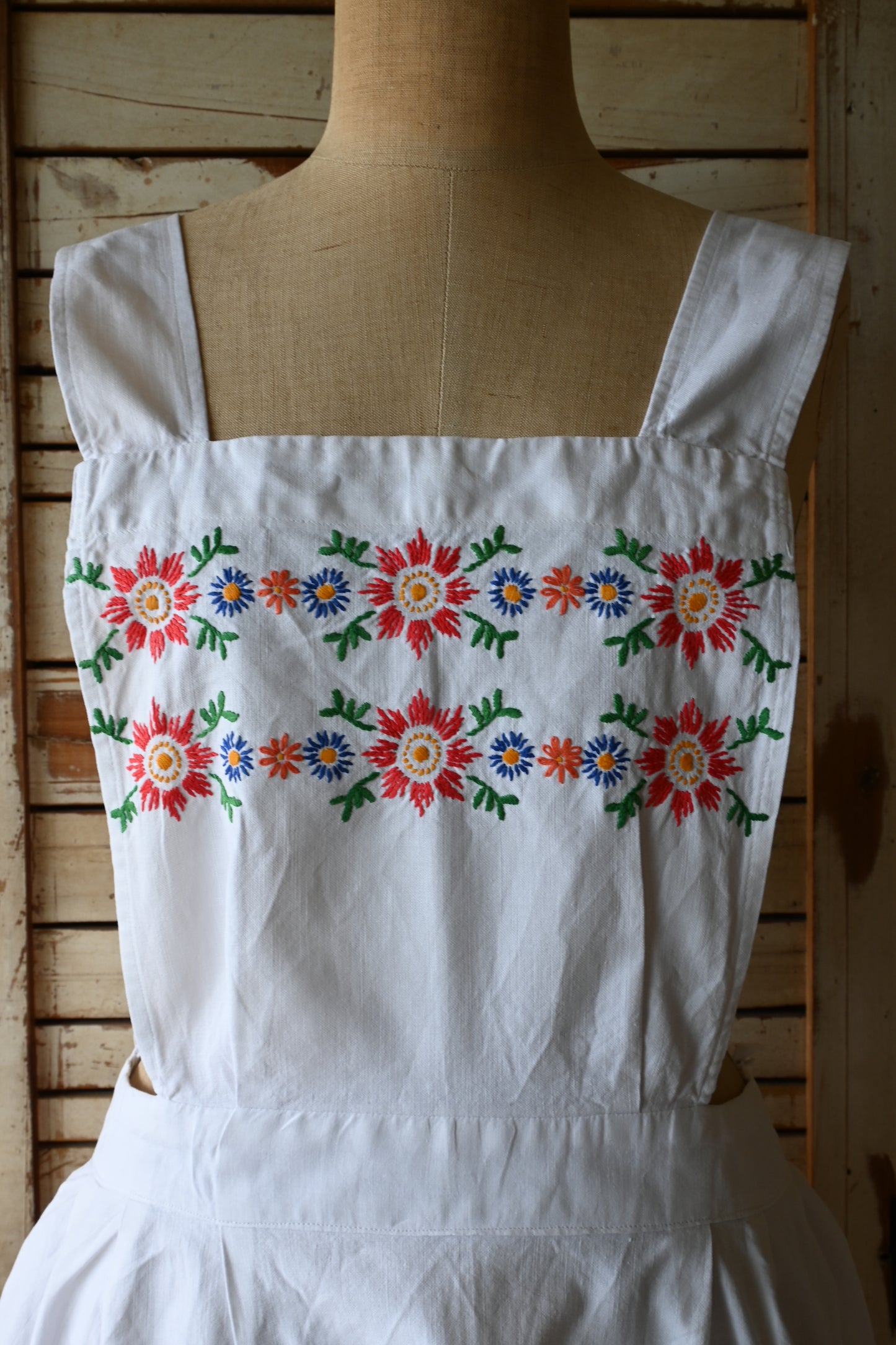 EURO Embroidery apron/RED