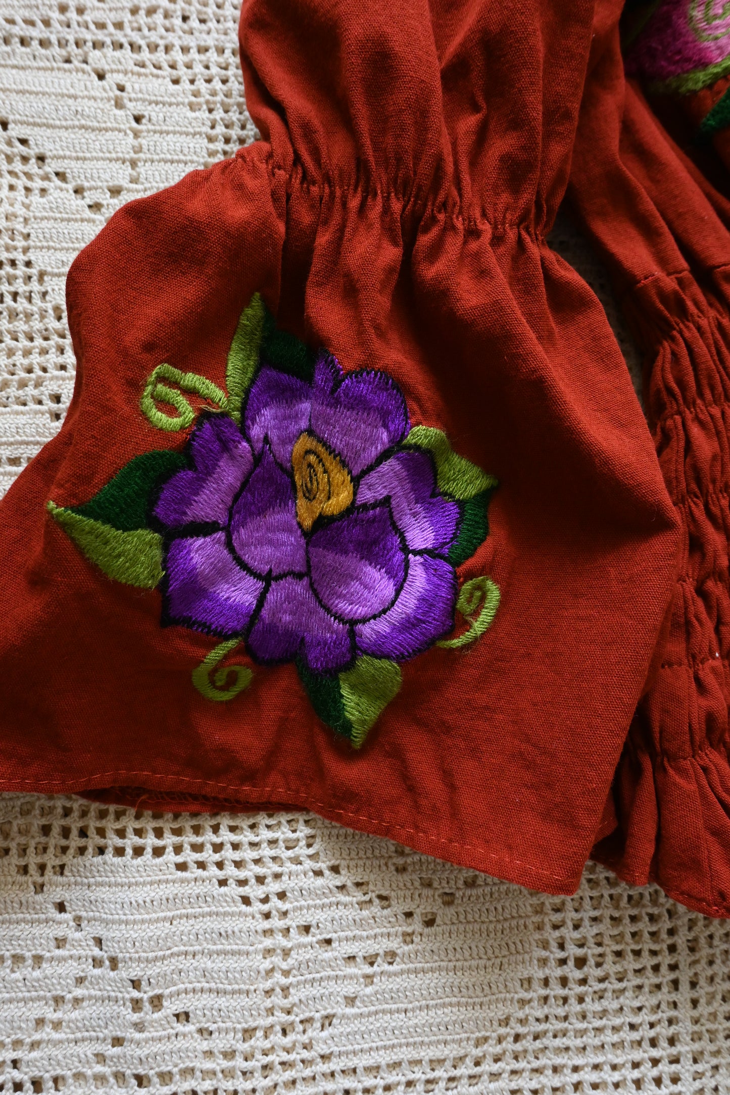 Embroidery top/BRICK RED