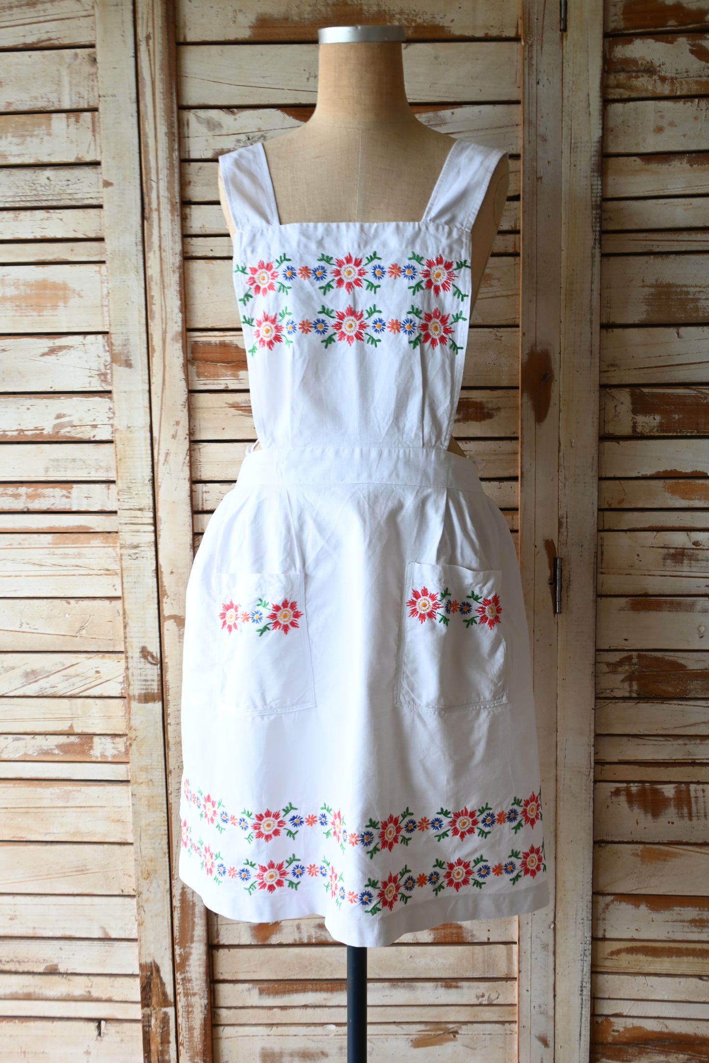 EURO Embroidery apron/RED