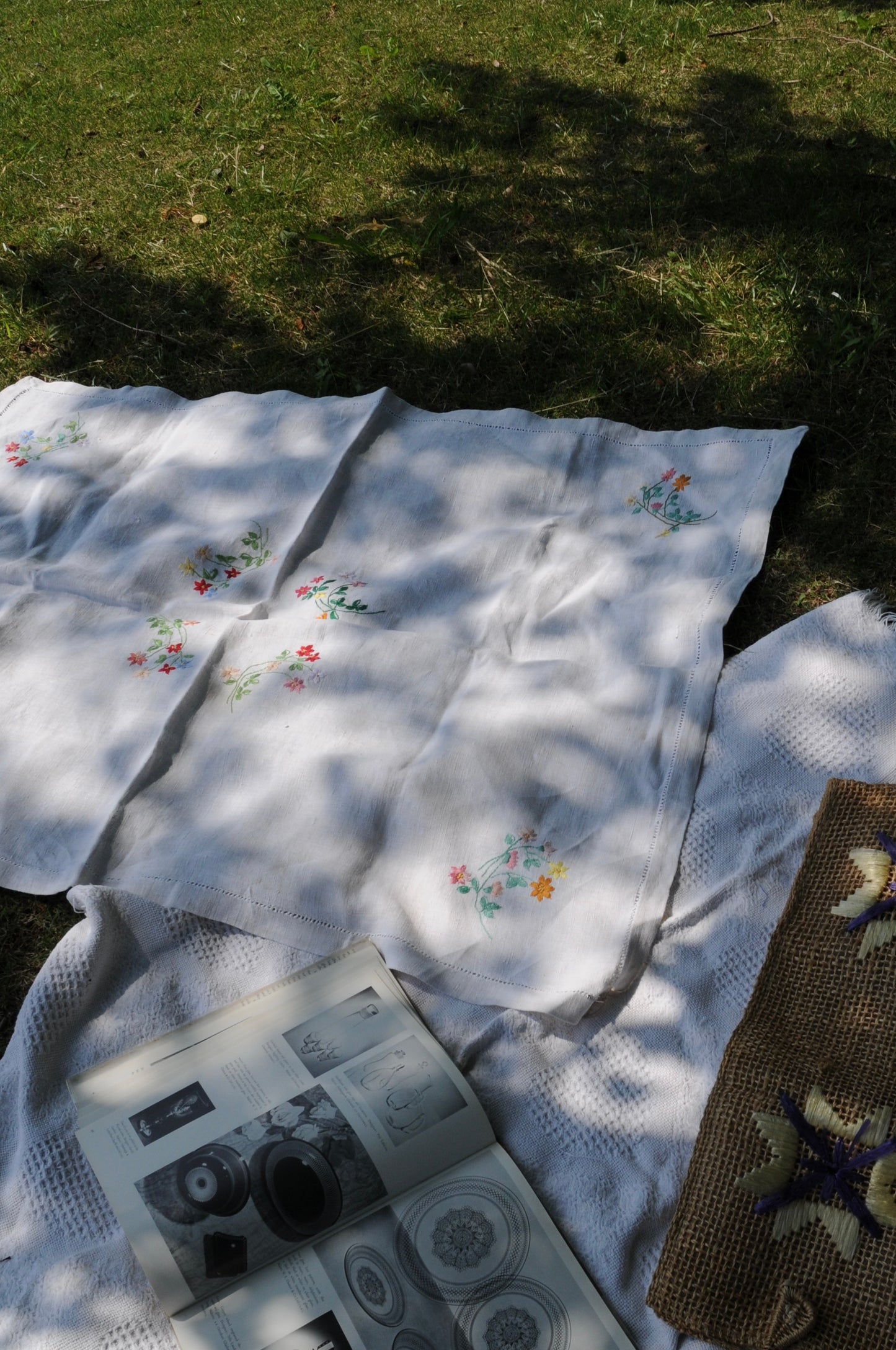 Vintage flower embroidered linen fabric/IVORY