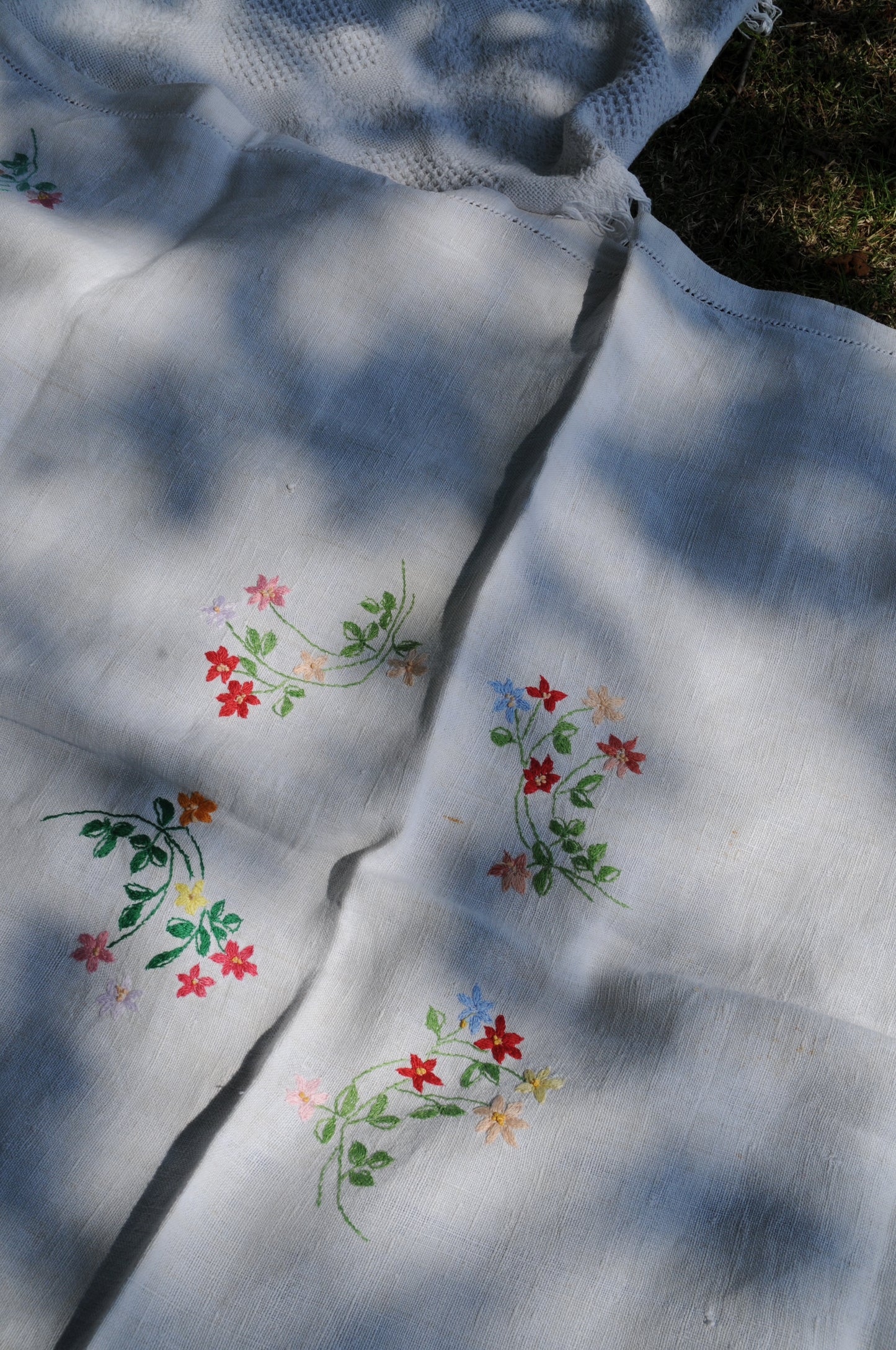 Vintage flower embroidered linen fabric/IVORY