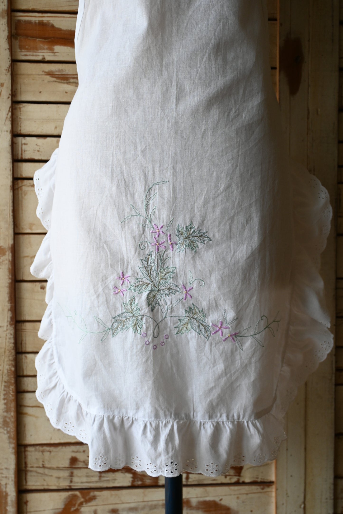 EURO Embroidery frill apron/GREEN×PINK