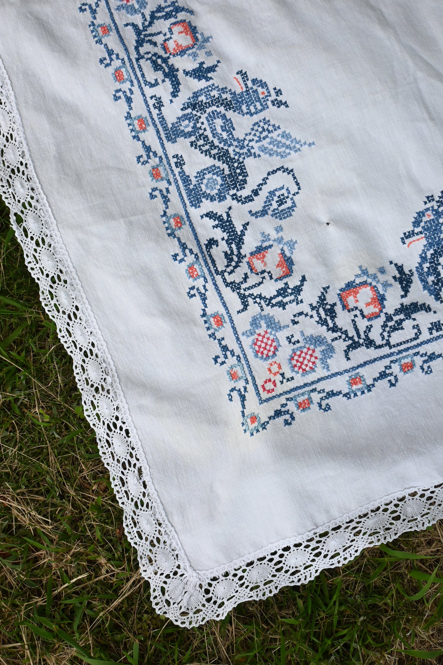 Vintage embroidered fabric/WHITE