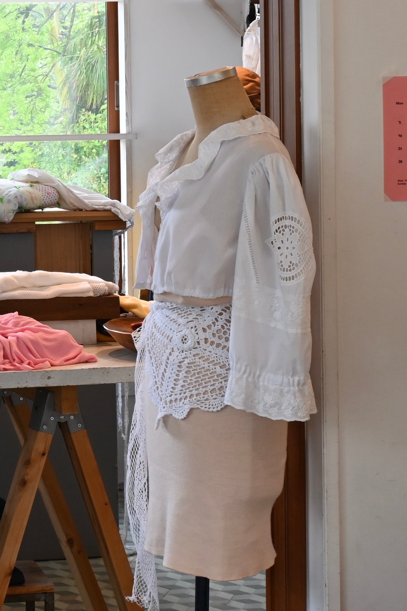 EURO Cropped cutwork lace blouse/WHITE