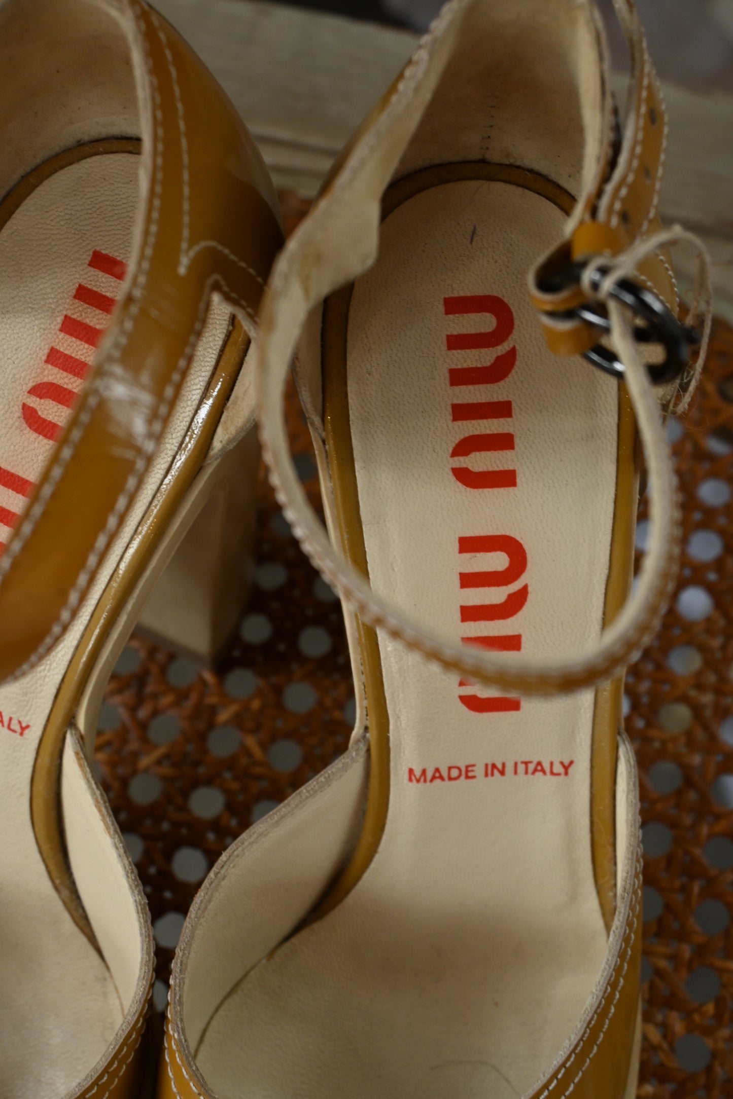 ”MIUMIU” Patent leather heels/BEIGE