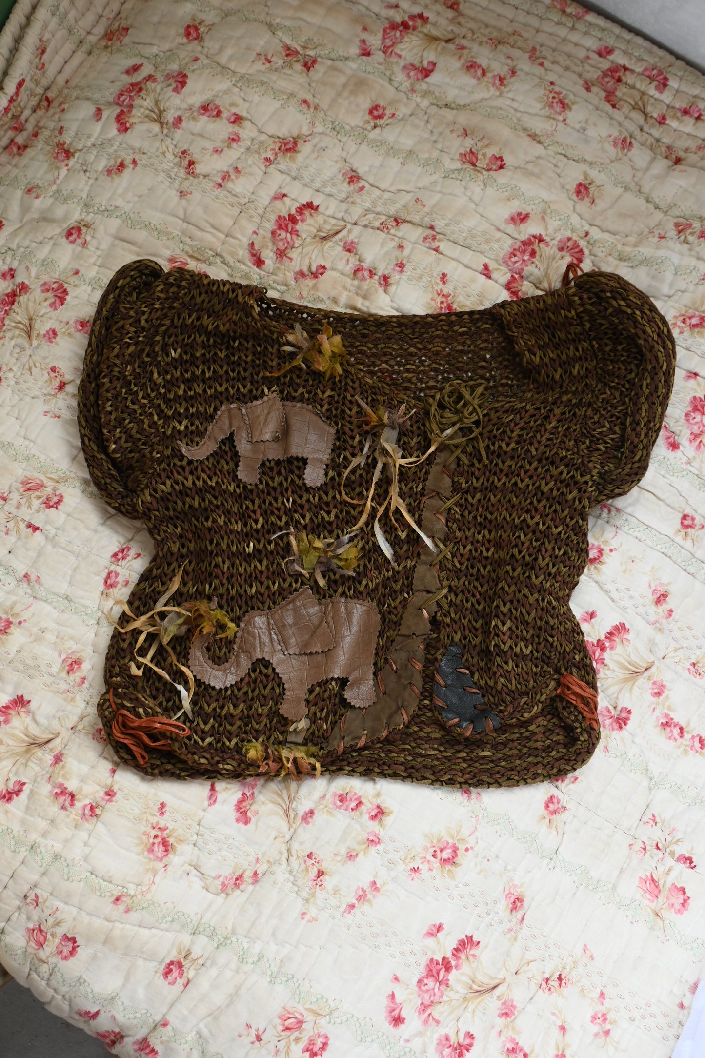 Elephant design hand knit/BROWN
