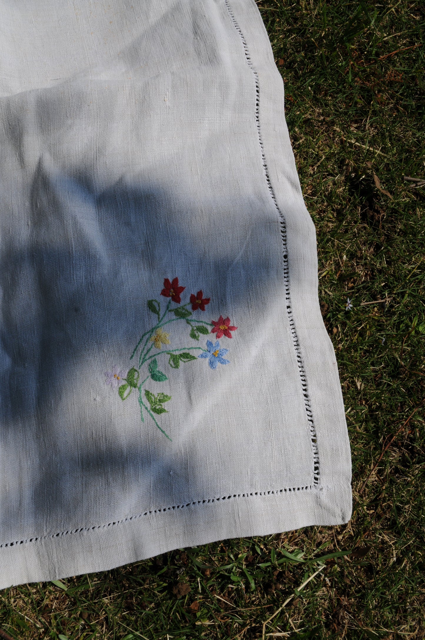 Vintage flower embroidered linen fabric/IVORY