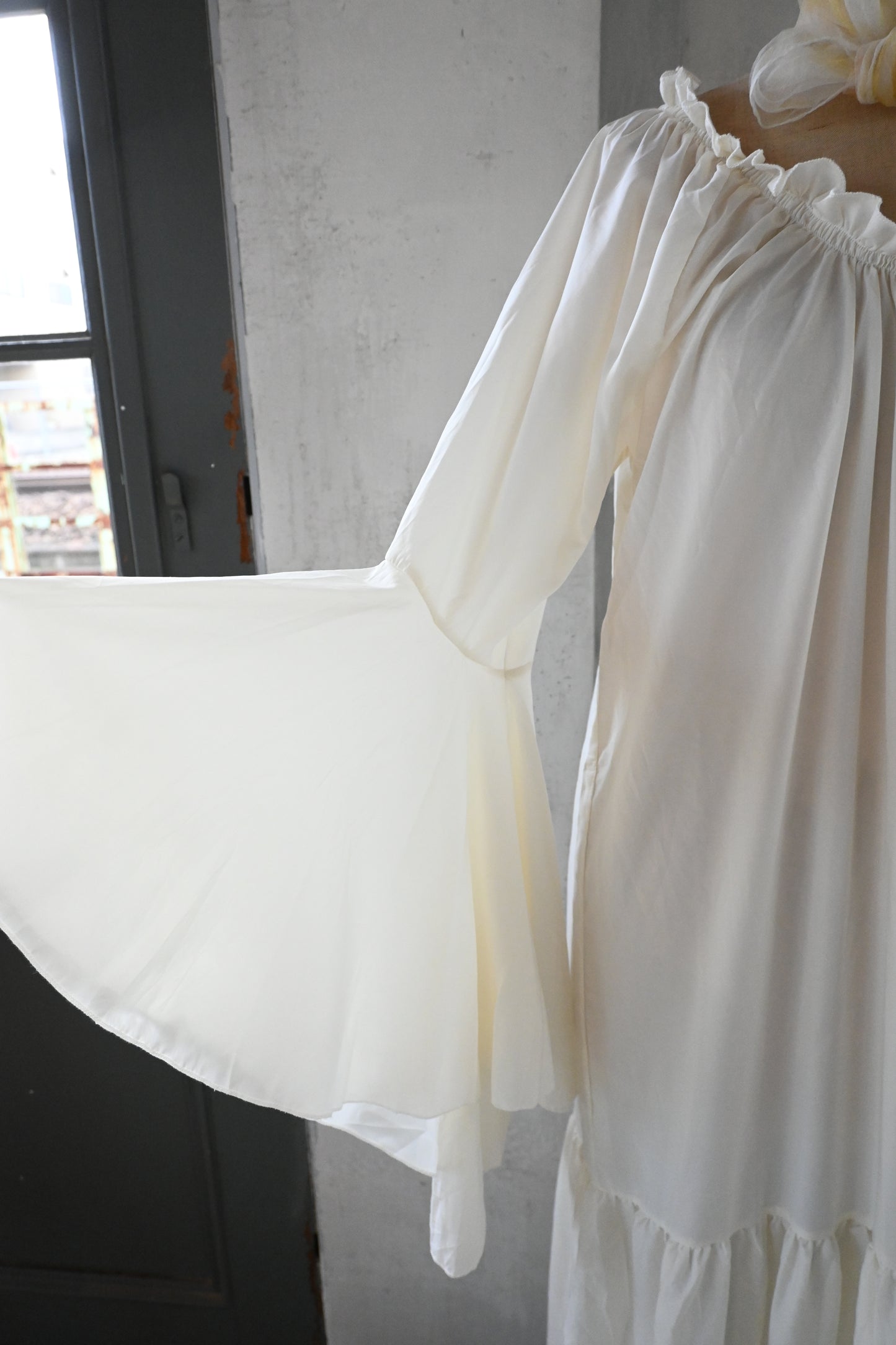 Ruffle sleeve dress/IVORY