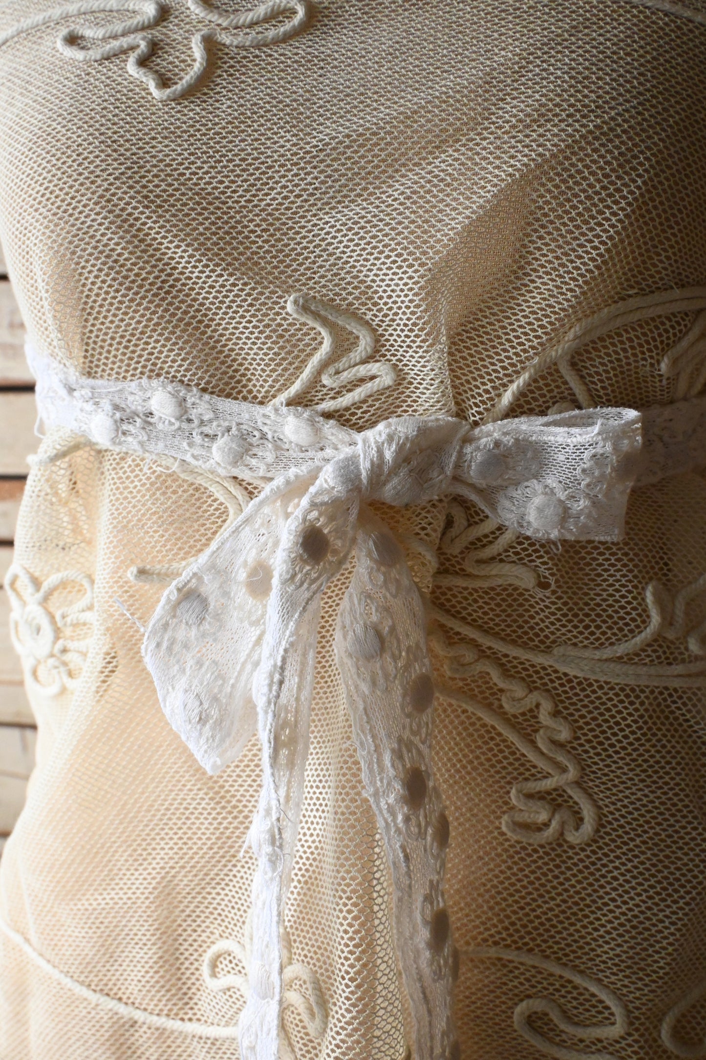 Flower embroidery apron/PONMOSIR