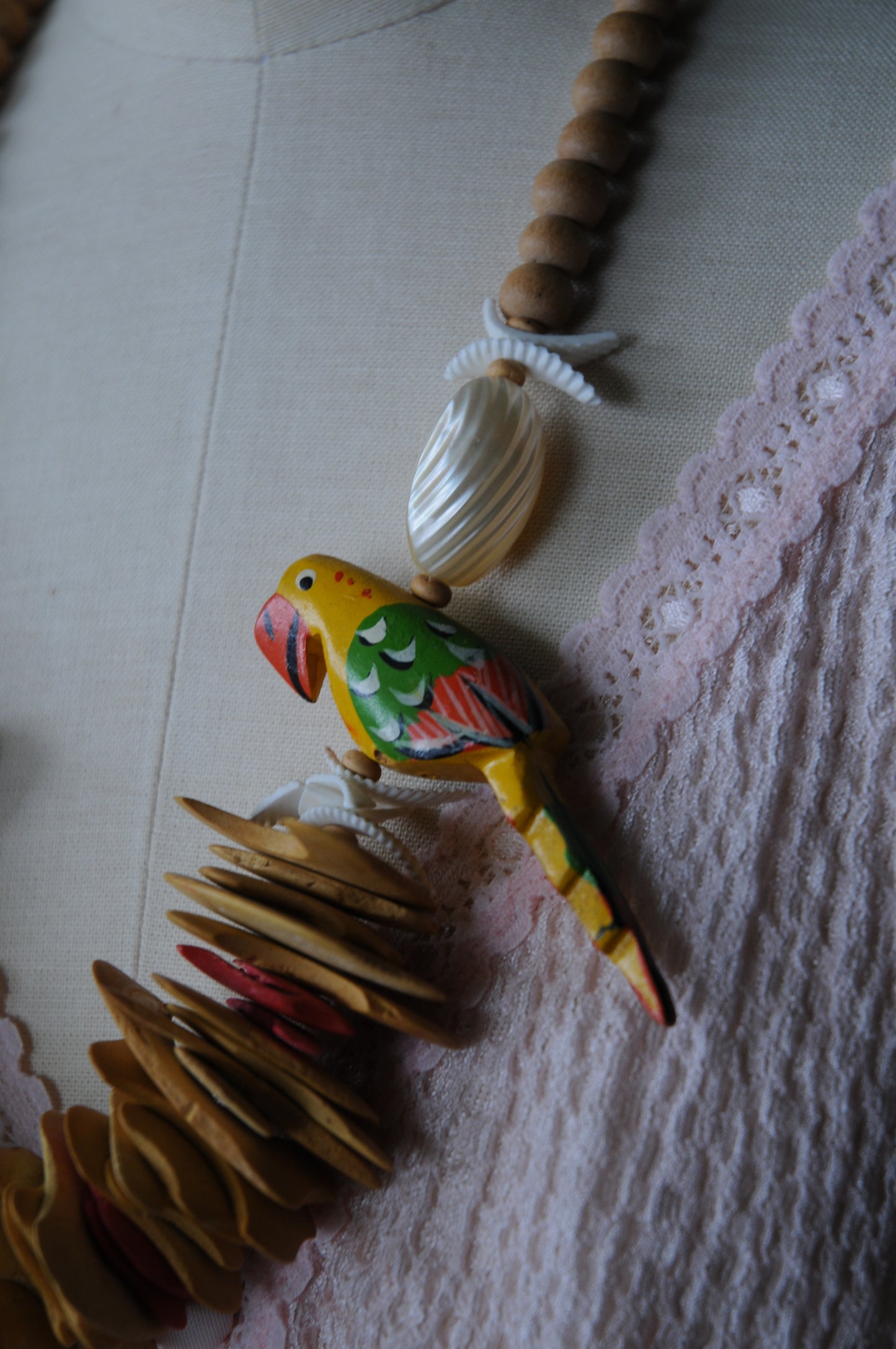 Wooden  bead  necklace/CACATUIDAE