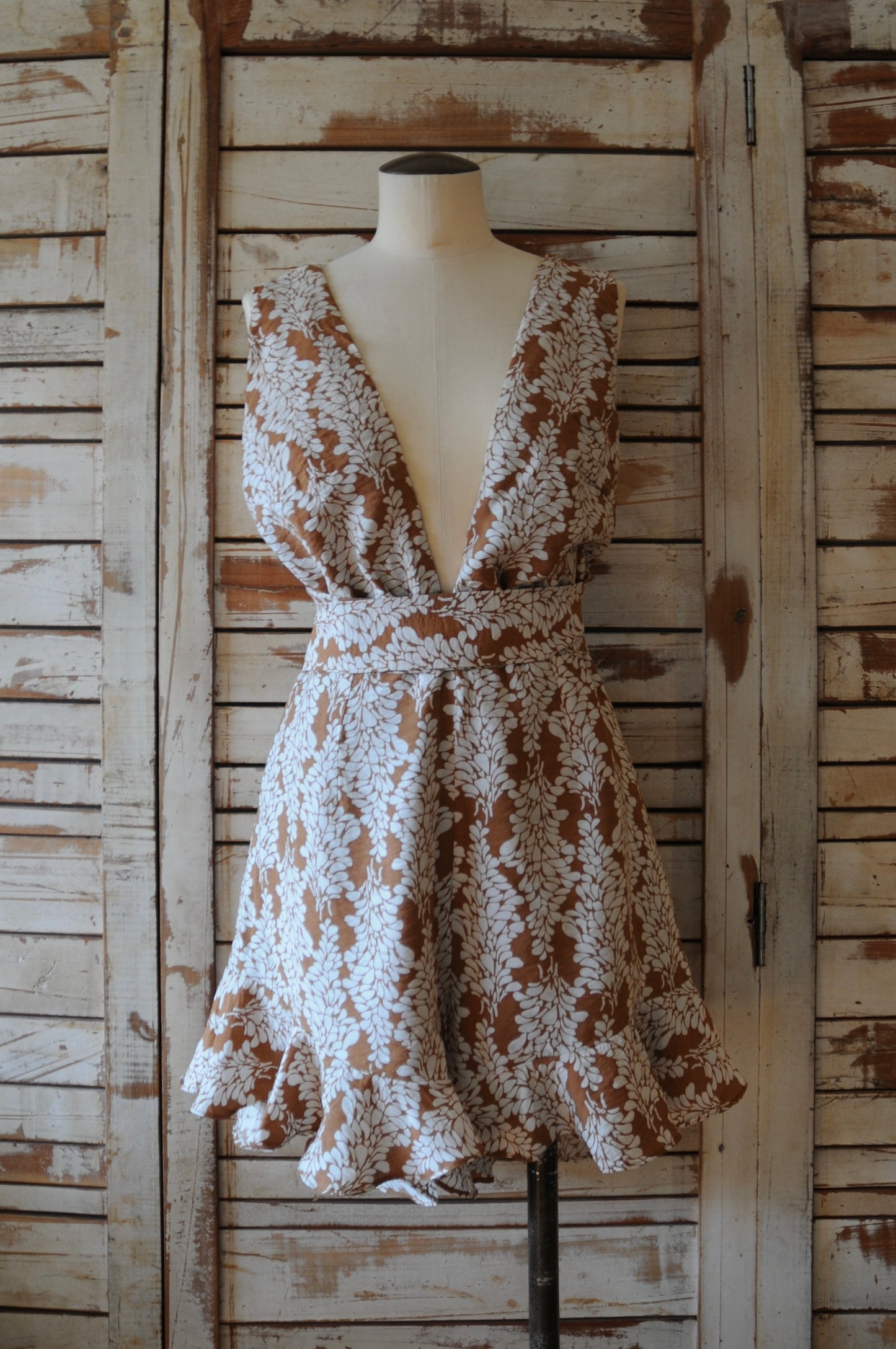 Open back flower rompers/BROWN