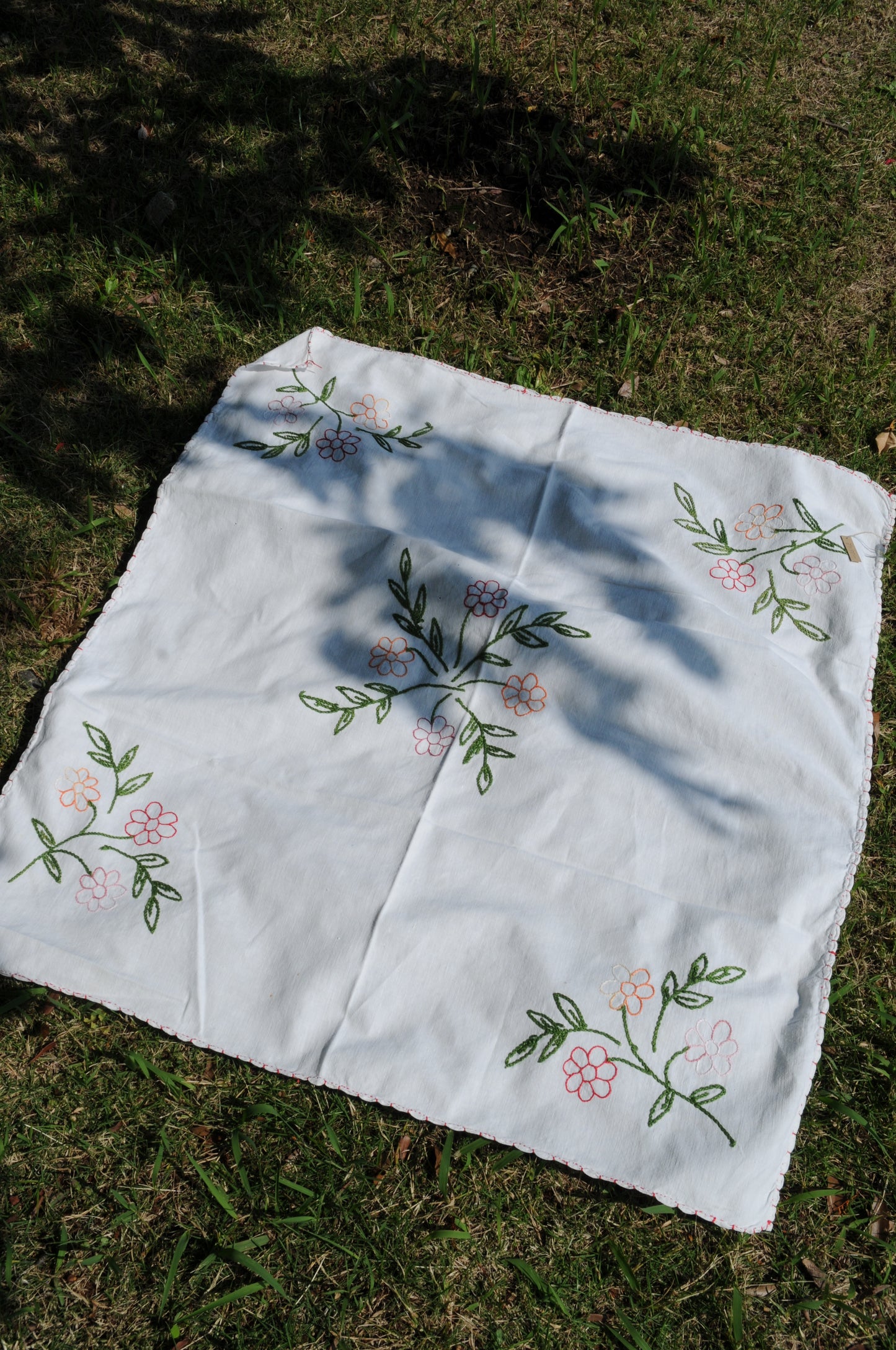 Vintage flower embroidered fabric/WHITE2