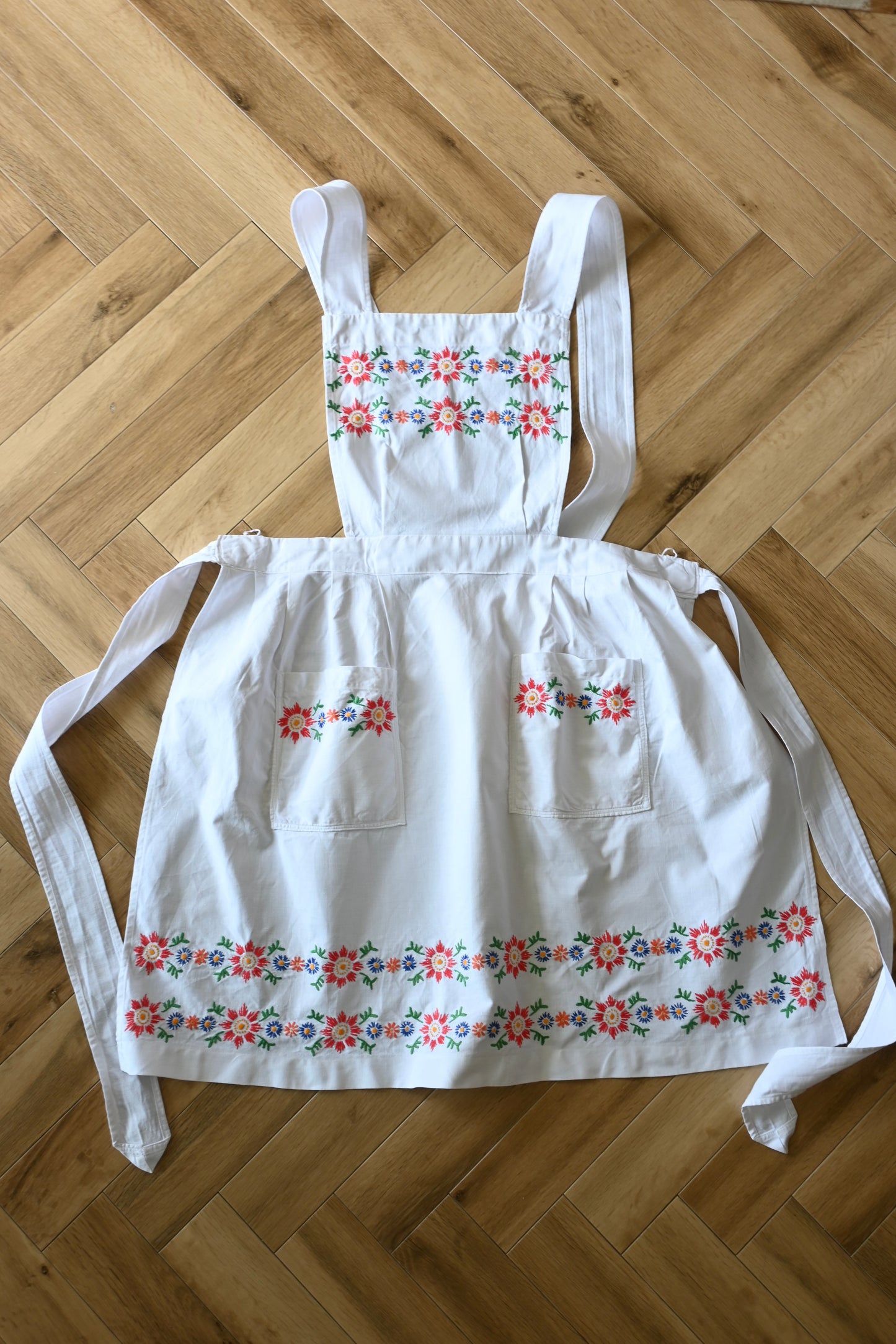 EURO Embroidery apron/RED