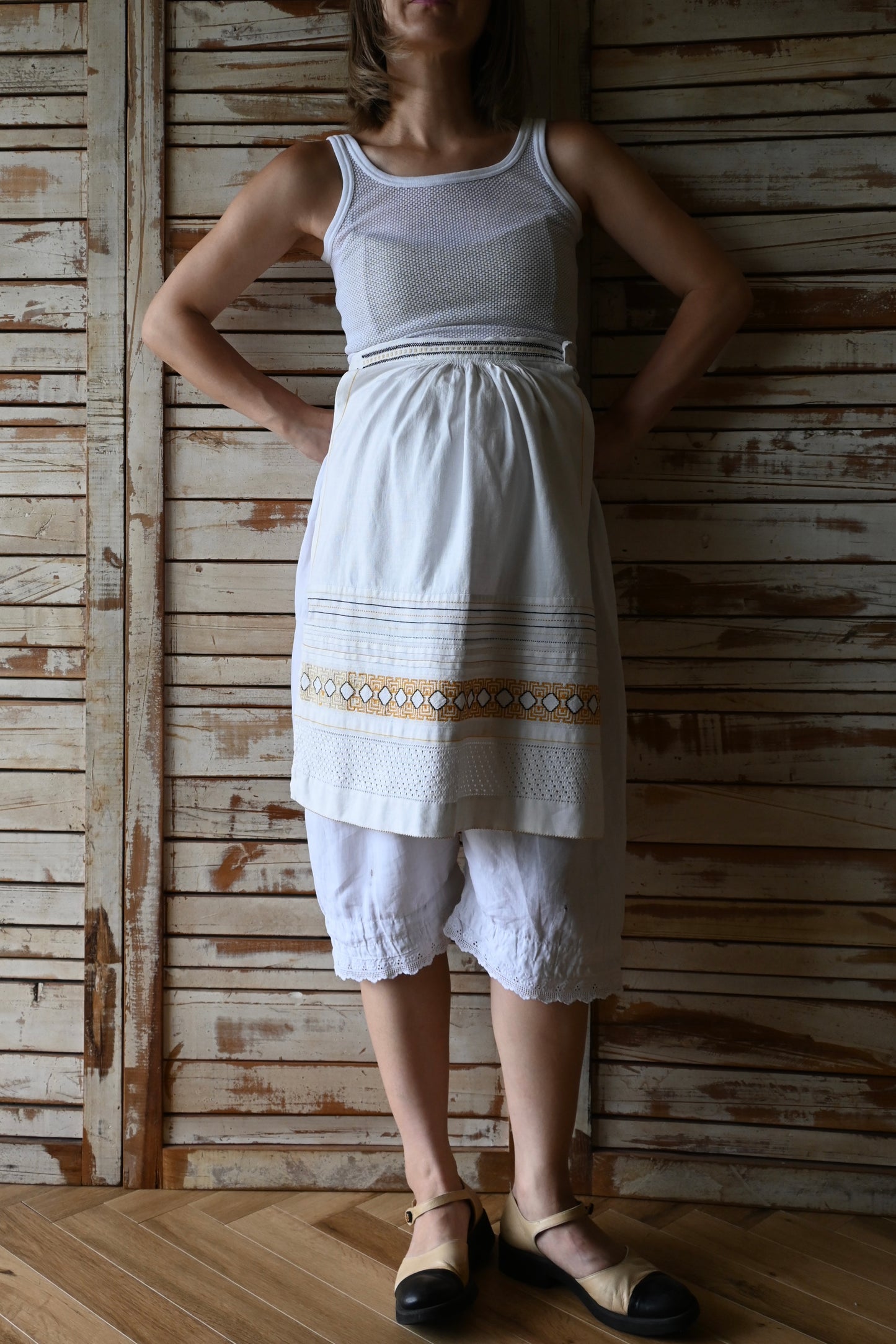 EURO Embroidery apron/MUSTARD