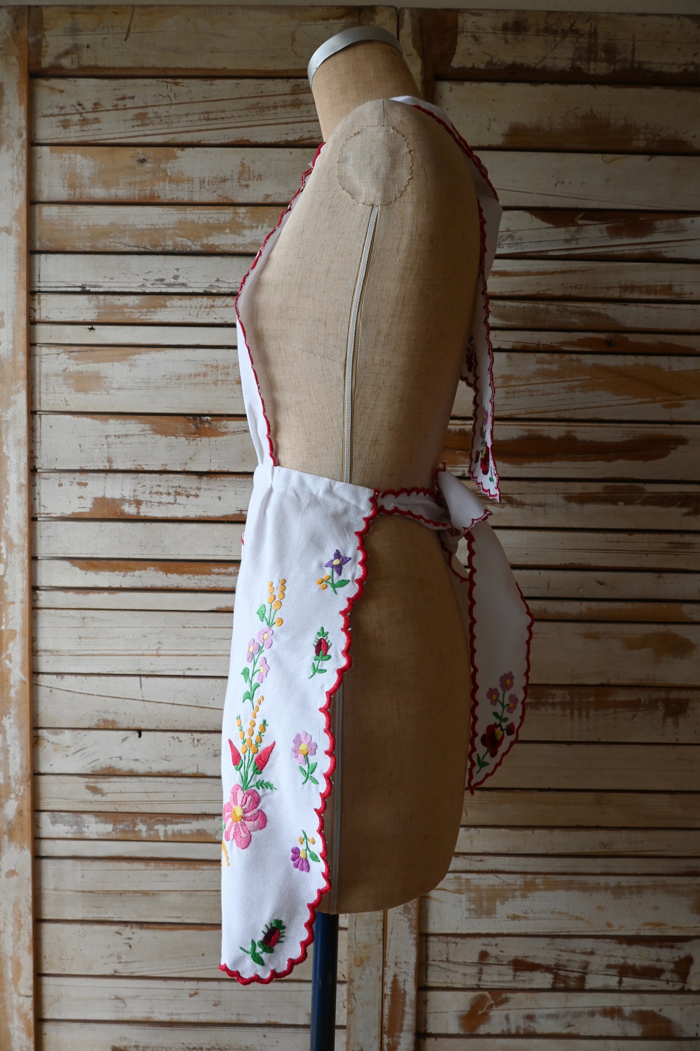 EURO Flower embroidery apron/WHITE