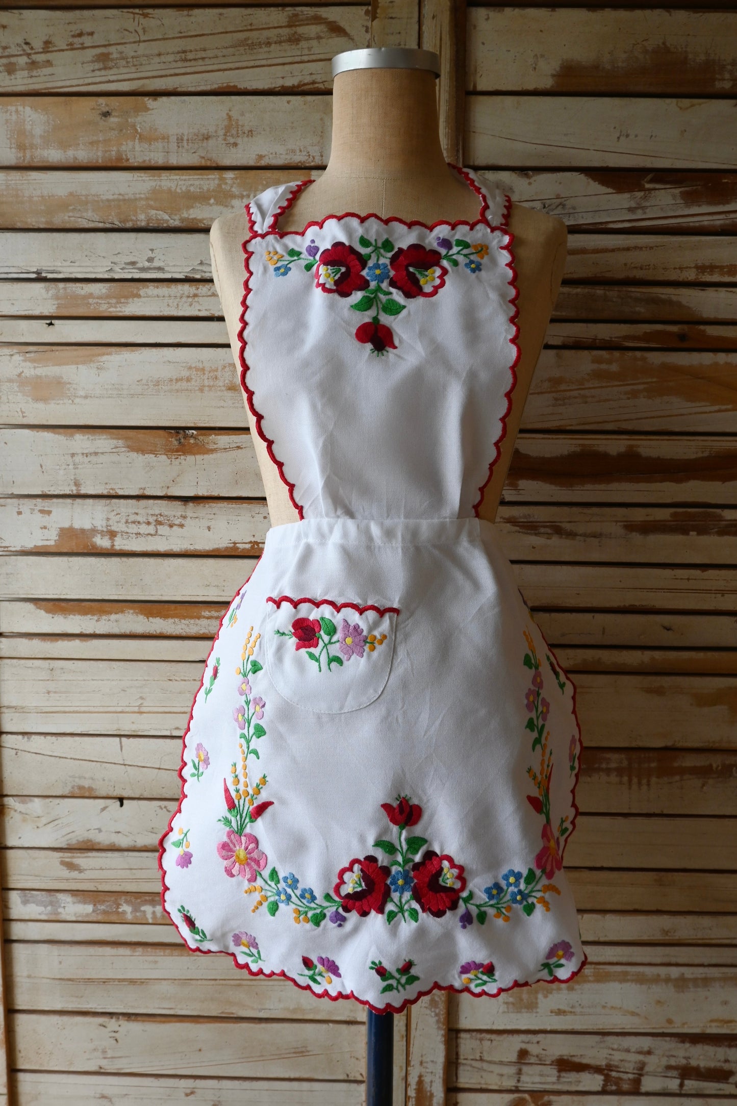 EURO Flower embroidery apron/WHITE