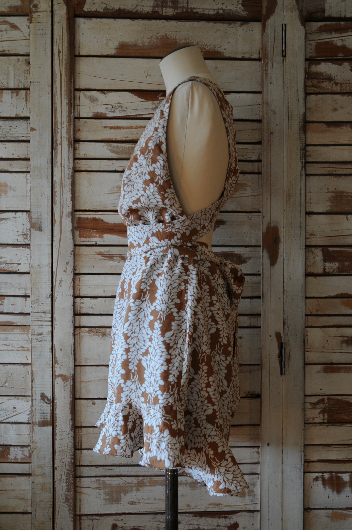 Open back flower rompers/BROWN