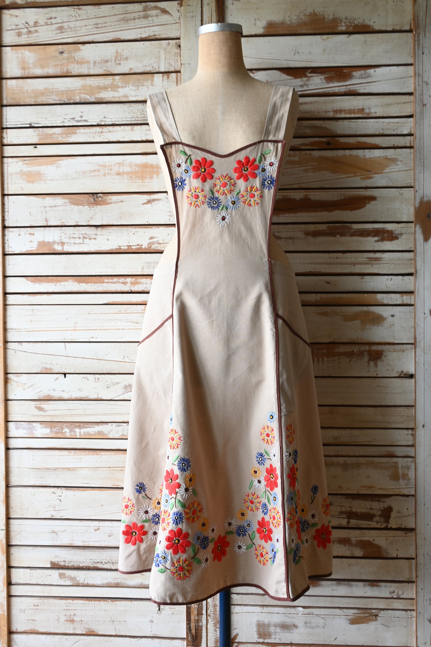 EURO Embroidery apron/BEIGE