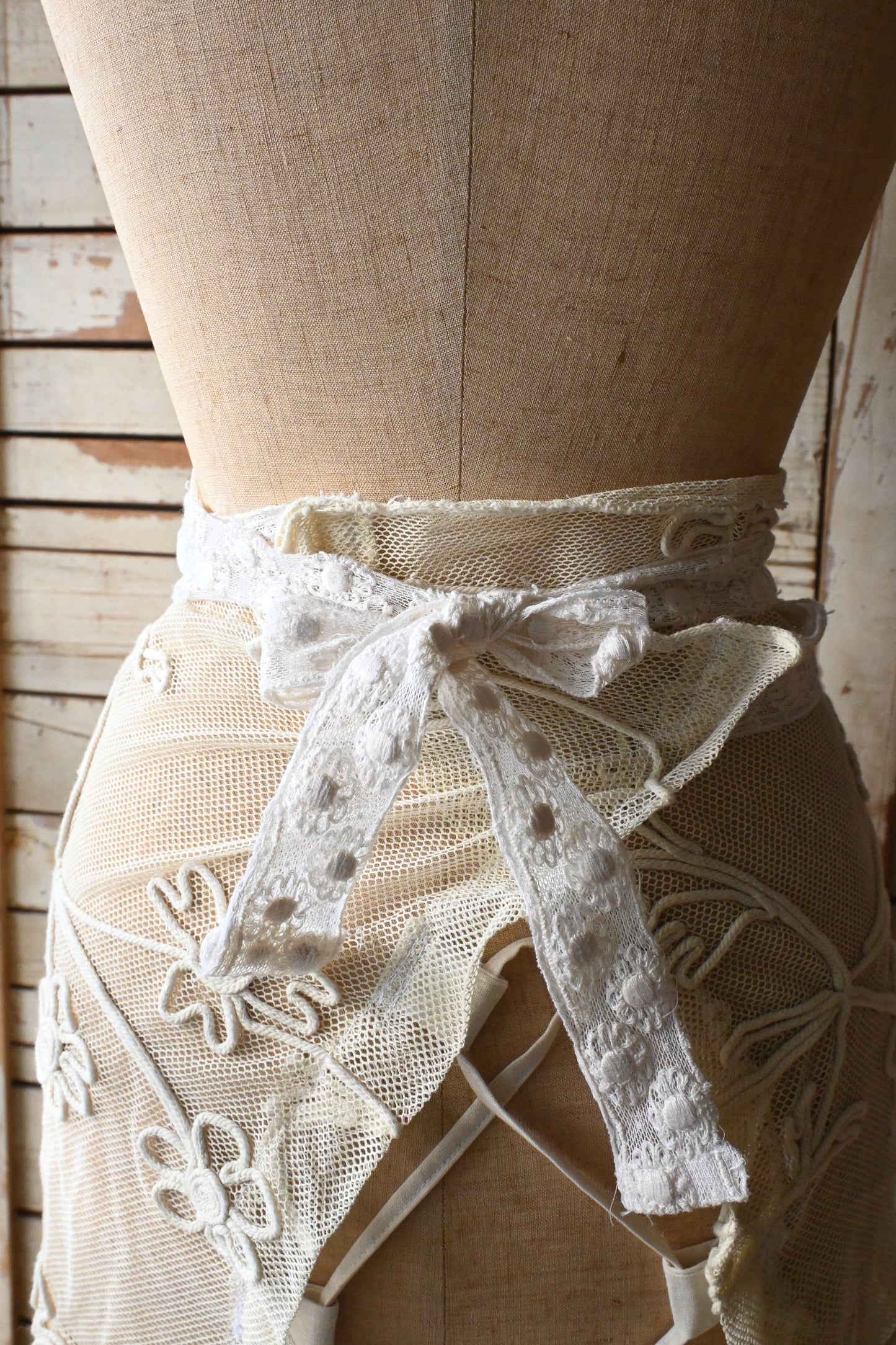 Flower embroidery apron/PONMOSIR